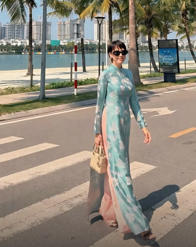 Bà Mai Đoàn chọn lối trang điểm nhẹ nhàng, mái tóc ngắn cá tính nhưng vẫn giữ được nét thanh lịch đặc trưng. Nhiều người nhận xét rằng Doãn Hải My thừa hưởng trọn vẹn những nét đẹp "cực phẩm" từ người mẹ trẻ trung của mình. (Ảnh: IG @_mai.doan_)