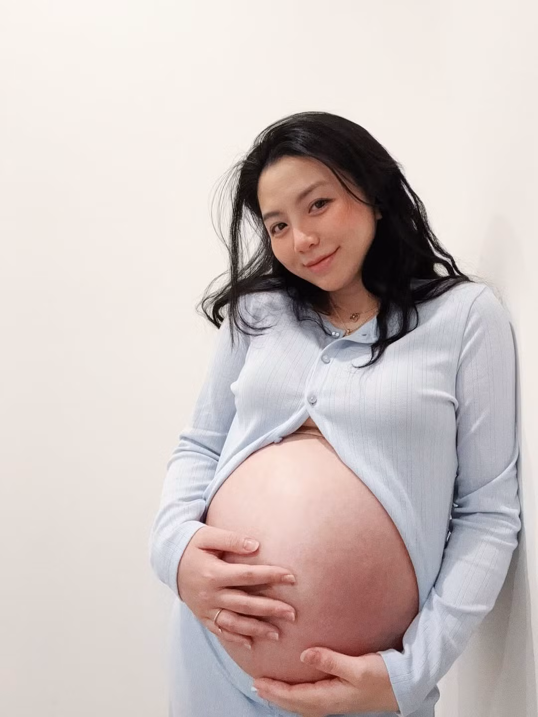 Sau hơn một năm kết hôn, cháu gái cố nhà giáo Văn Như Cương - cô nàng Đặng Tiểu Tô Sa đang chuẩn bị đón thêm thành viên mới cho tổ ấm. Suốt thời gian mang thai, cô nàng thường xuyên cập nhật những hình ảnh mới lên trang cá nhân với tinh thần vui vẻ, tích cực.