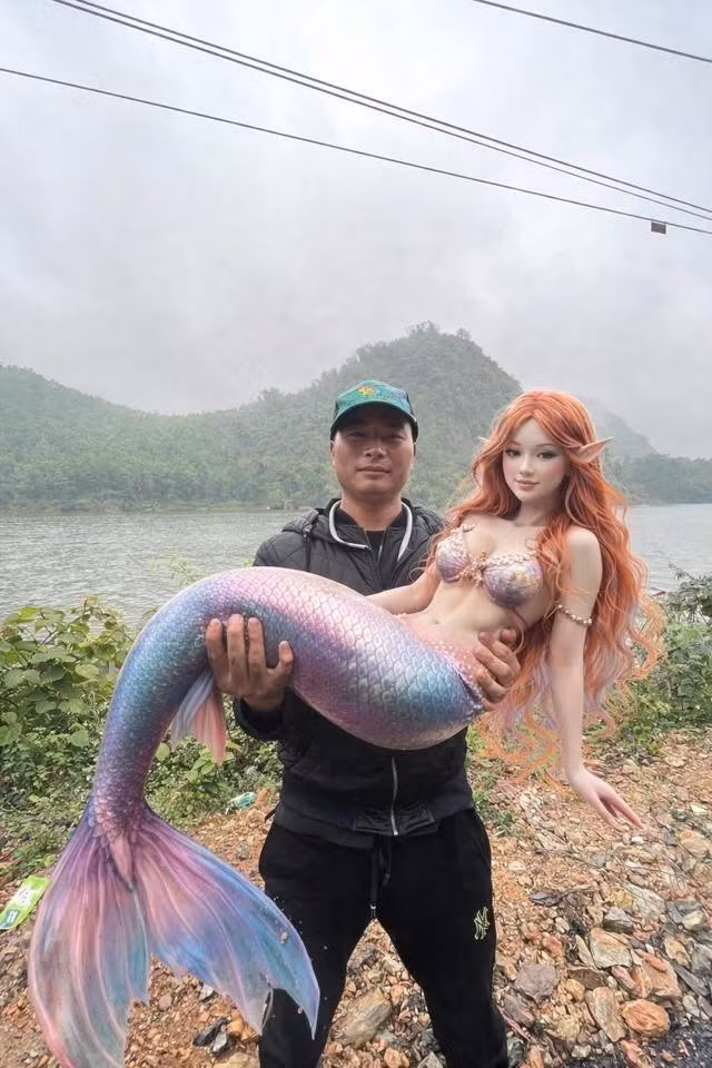 Đỉnh điểm của sự lầy lội là khi những con cá vô tri biến thành các... mỹ nhân. Từ những cô nàng nóng bỏng cho đến những nàng tiên cá xinh đẹp như bước ra từ truyện cổ tích đều lần lượt xuất hiện trên tay anh chàng.