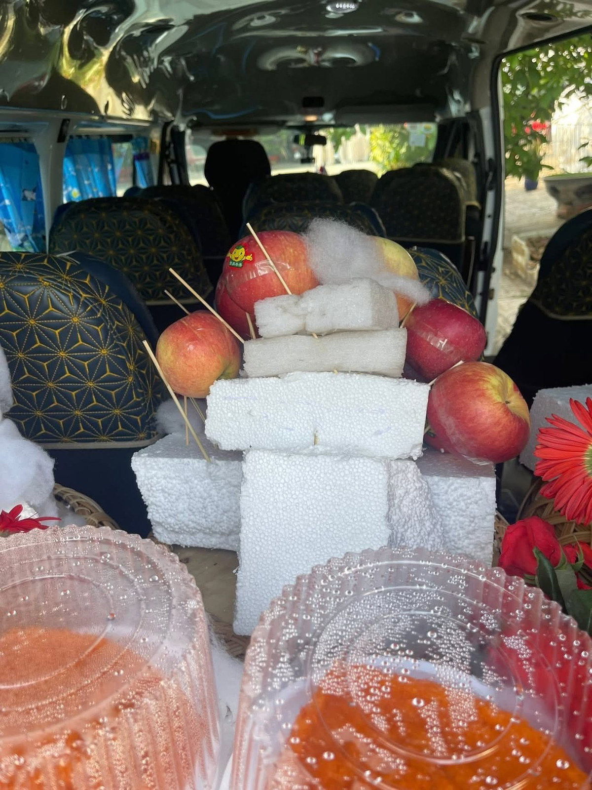 Theo thông tin chia sẻ, nhà trai đã chi mạnh tay 18 triệu đồng để đặt bộ tráp sính lễ cho ngày trọng đại, tuy nhiên sản phẩm nhận được lại khiến người nhìn phải "ngã ngửa" vì độ cẩu thả đến khó tin.