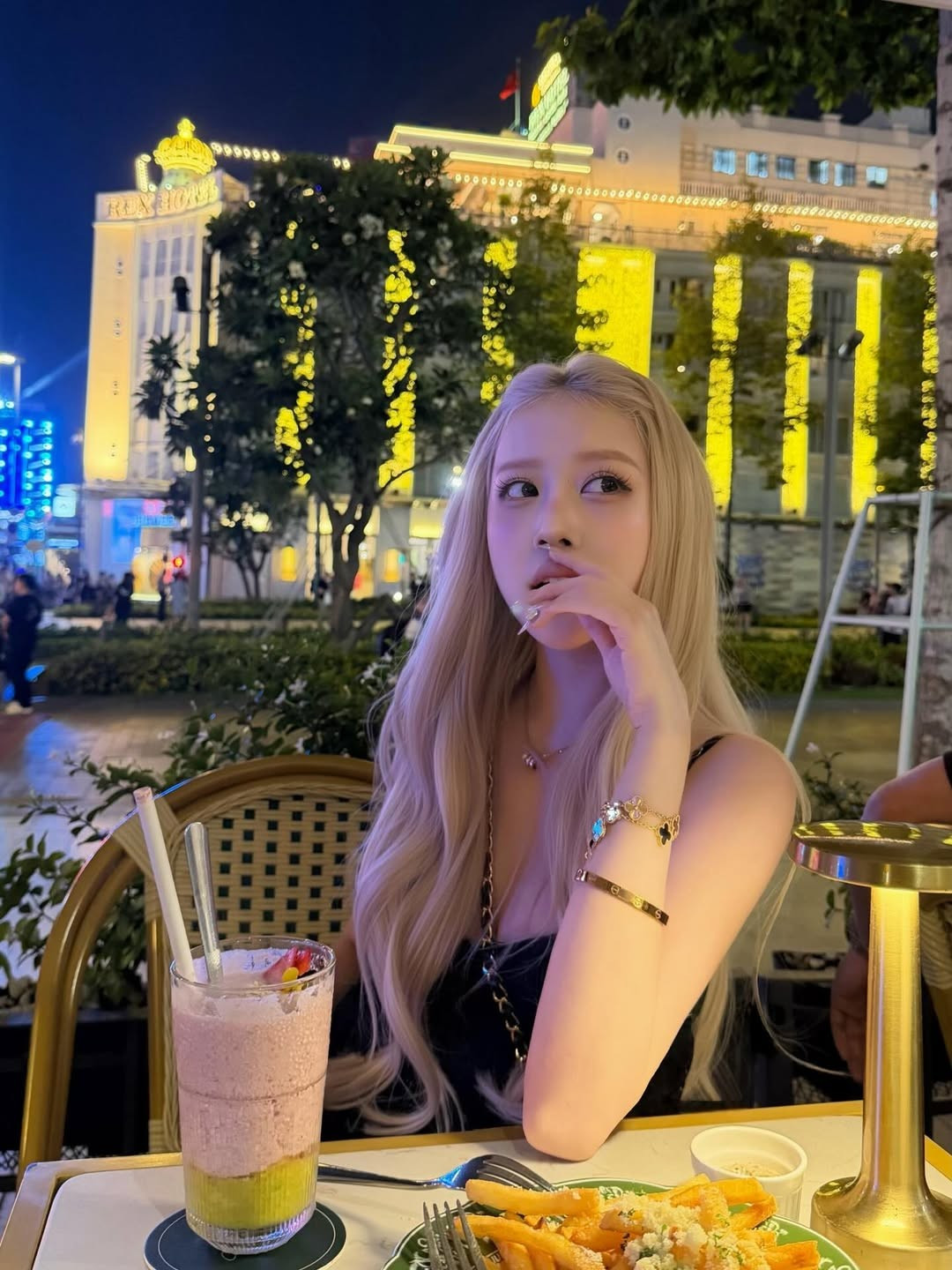 Sở hữu gương mặt thanh tú, làn da trắng không tì vết cùng mái tóc vàng kim rực rỡ, Huyền Diệu từ lâu đã là cái tên nổi bật trong cộng đồng Gen Z. Trong loạt ảnh mới nhất, cô nàng tiếp tục khẳng định gu thẩm mỹ tinh tế và nhan sắc “thăng hạng” của mình. (Ảnh: IGNV)