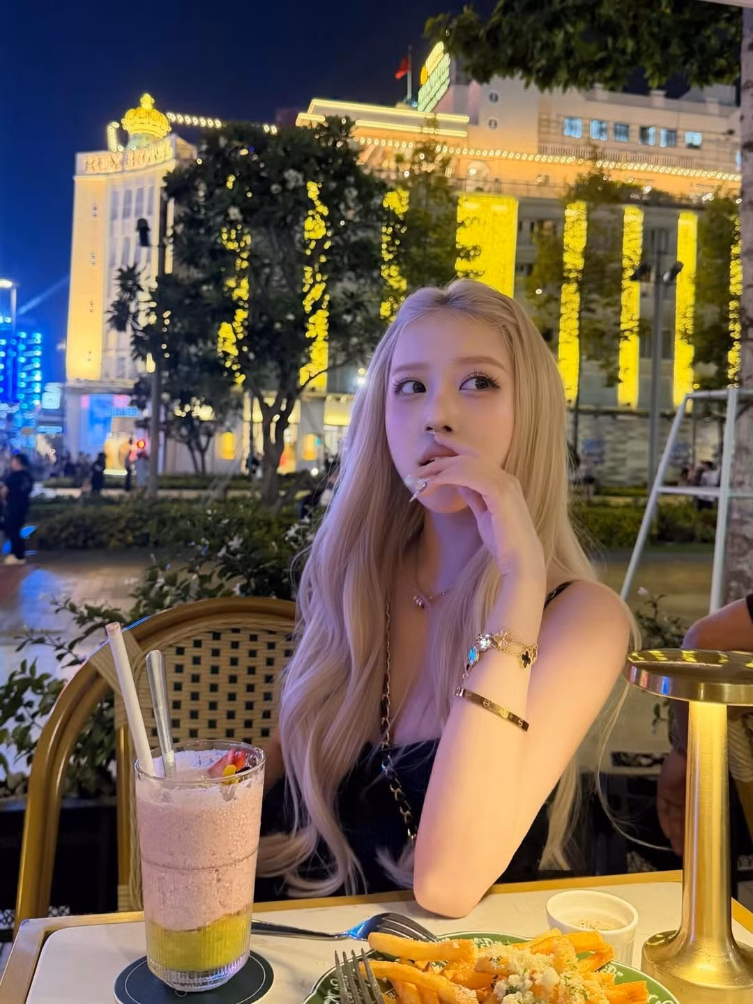 Sở hữu gương mặt thanh tú, làn da trắng không tì vết cùng mái tóc vàng kim rực rỡ, Huyền Diệu từ lâu đã là cái tên nổi bật trong cộng đồng Gen Z. Trong loạt ảnh mới nhất, cô nàng tiếp tục khẳng định gu thẩm mỹ tinh tế và nhan sắc “thăng hạng” của mình. (Ảnh: IGNV)