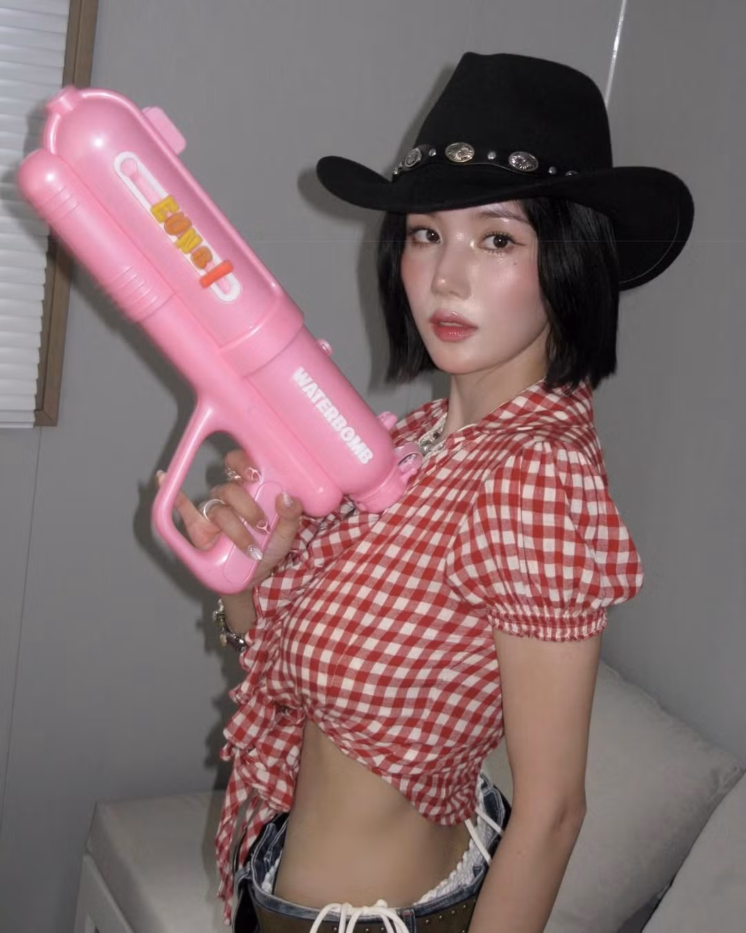 Kwon Eunbi vốn nổi tiếng với phong cách trình diễn “thiêu đốt” sân khấu. Tại lễ hội nước Waterbomb 2025 năm nay, màn trình diễn của cô nàng viral khắp mạng xã hội với thần thái gợi cảm, cuốn hút. (Ảnh: IGNV)