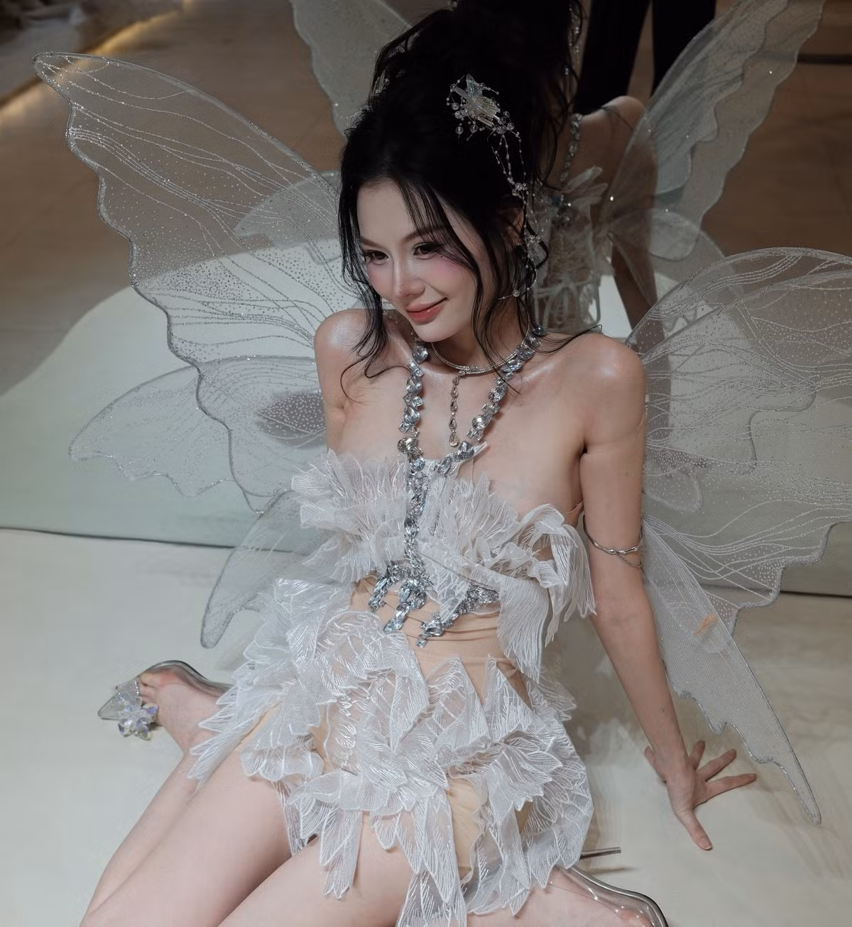 Linh Chi Arbi đã thể hiện sự tự tin và thần thái đỉnh cao, phá vỡ định kiến về ảnh bầu thông thường, mang đến một làn gió mới mẻ và độc đáo. (Ảnh: FBNV)