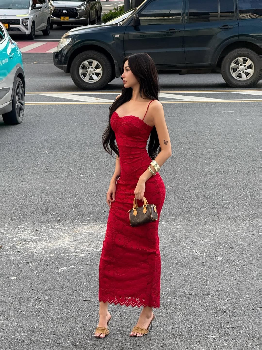 Thiết kế ôm trọn vóc dáng cùng phần thân trên thiết kế hai dây mảnh mai, giúp tôn lên tuyệt đối đường cong chuẩn mực và bờ vai thon thả của cô. (Ảnh: IGNV)