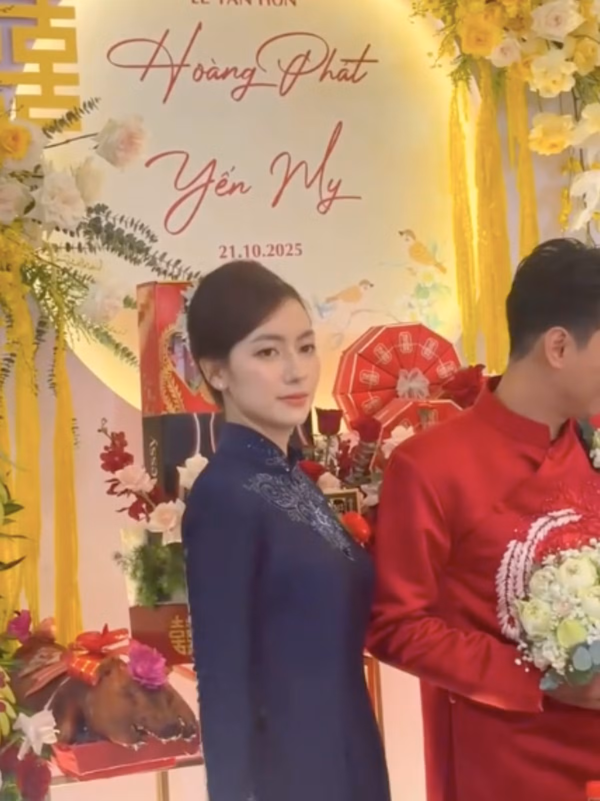 "Mẹ chồng" trẻ sở hữu sự duyên dáng, hiện đại nhưng vẫn giữ được nét đẹp truyền thống trong tà áo dài khiến cô nổi bật không kém cô dâu. (Ảnh: msyen1406)