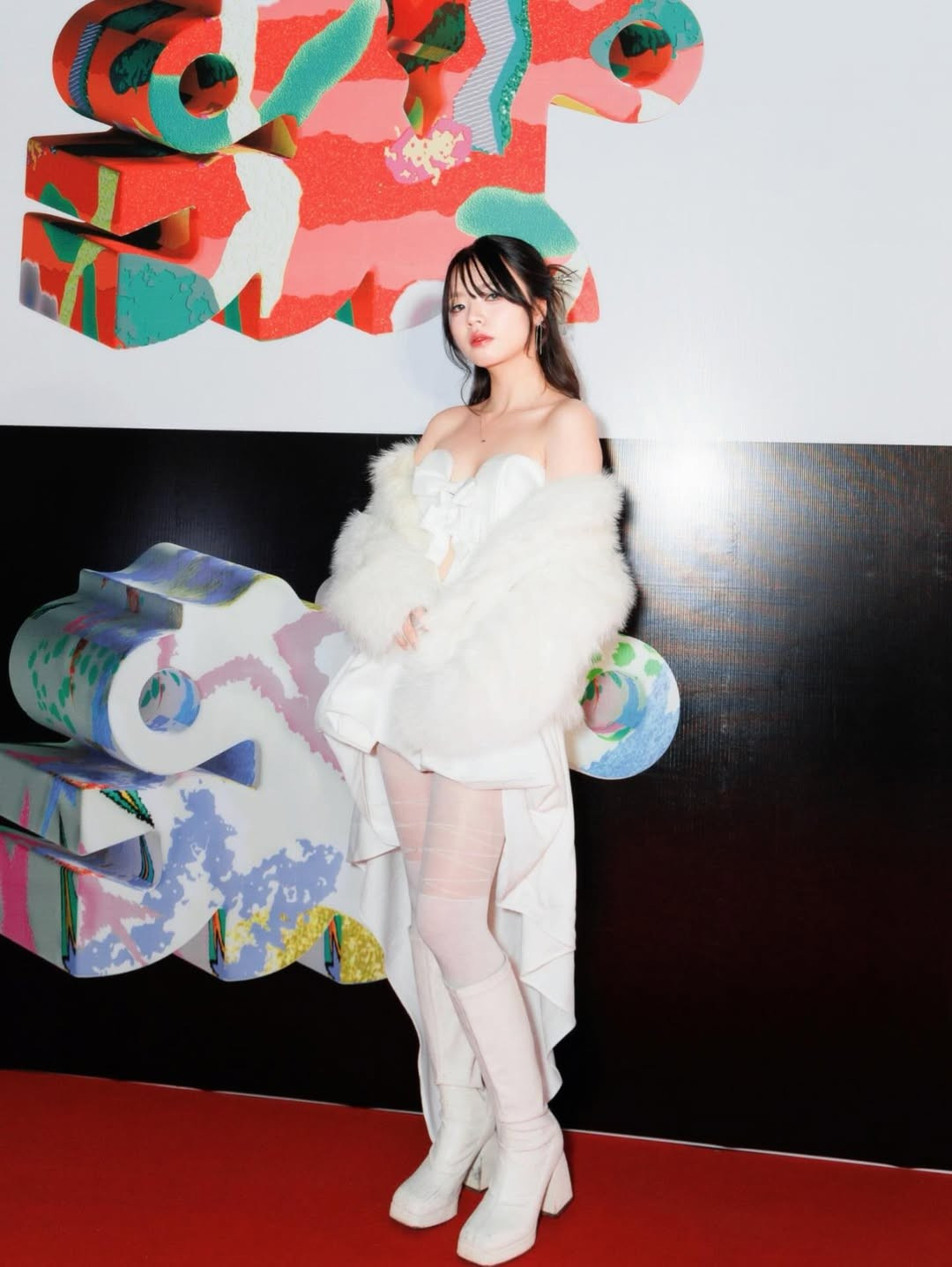 Lối trang điểm trong trẻo, nhấn vào đôi mắt long lanh cùng kiểu tóc buộc hờ hững giúp Du Phong Linh tôn trọn đường nét gương mặt thanh tú. (Ảnh: IGNV)