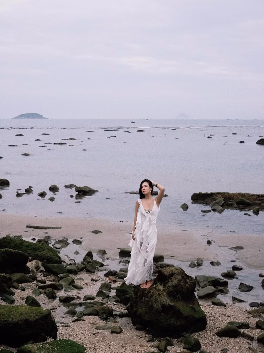 Bối cảnh của bộ ảnh là một bãi biển hoang sơ với những tảng đá rêu phong và làn nước biển trong vắt. (Ảnh: IGNV)