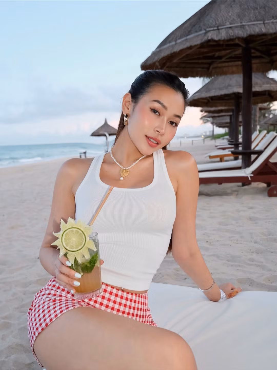 Trước bộ ảnh "đọ sắc" cùng Quỳnh Thi, Nguyên Newin cũng gây ấn tượng với một bộ ảnh khác cùng trong chuyến nghỉ dưỡng.