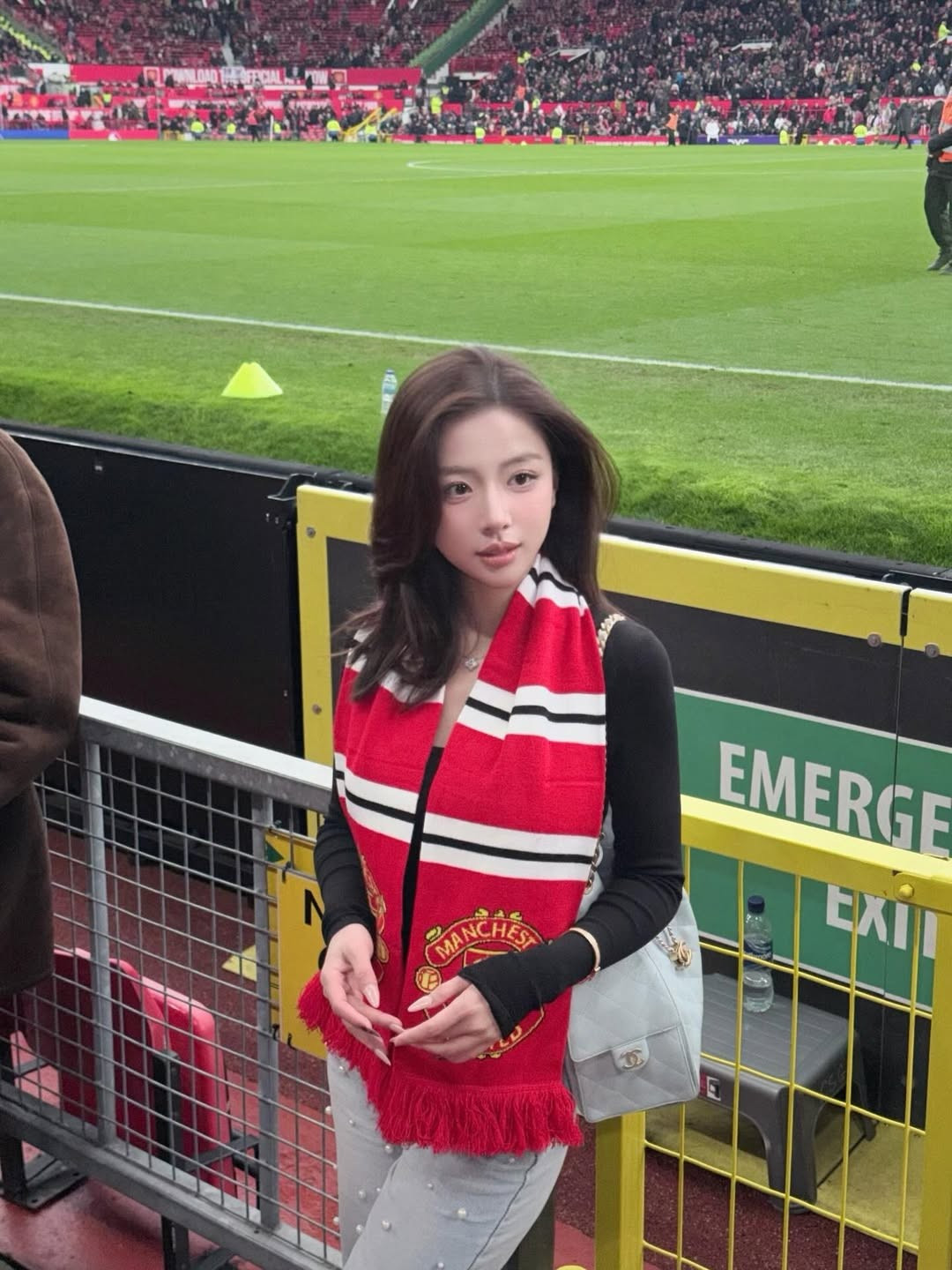 Danh tính của "fan nữ" này không hề xa lạ với giới trẻ Việt: đó chính là Phan Thị Minh Hằng (biệt danh Hằng Phan) - hot girl nổi tiếng từng gây bão mạng xã hội với tấm ảnh trong ngày khai giảng tại Đại học Kinh tế Quốc dân (NEU) năm 2019. (Ảnh: IG @cas.naf)