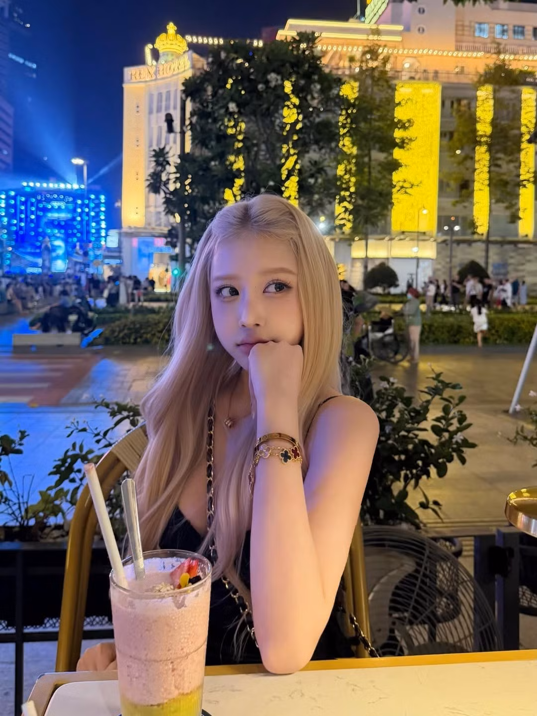 Điểm nhấn làm nên thương hiệu của cô nàng chính là mái tóc vàng sáng được uốn xoăn nhẹ nhàng, xõa dài tự nhiên, tạo nên vẻ ngoài vừa hiện đại vừa ngọt ngào, rất giống với phong cách của thành viên nhóm nhạc BLACKPINK. (Ảnh: IGNV)