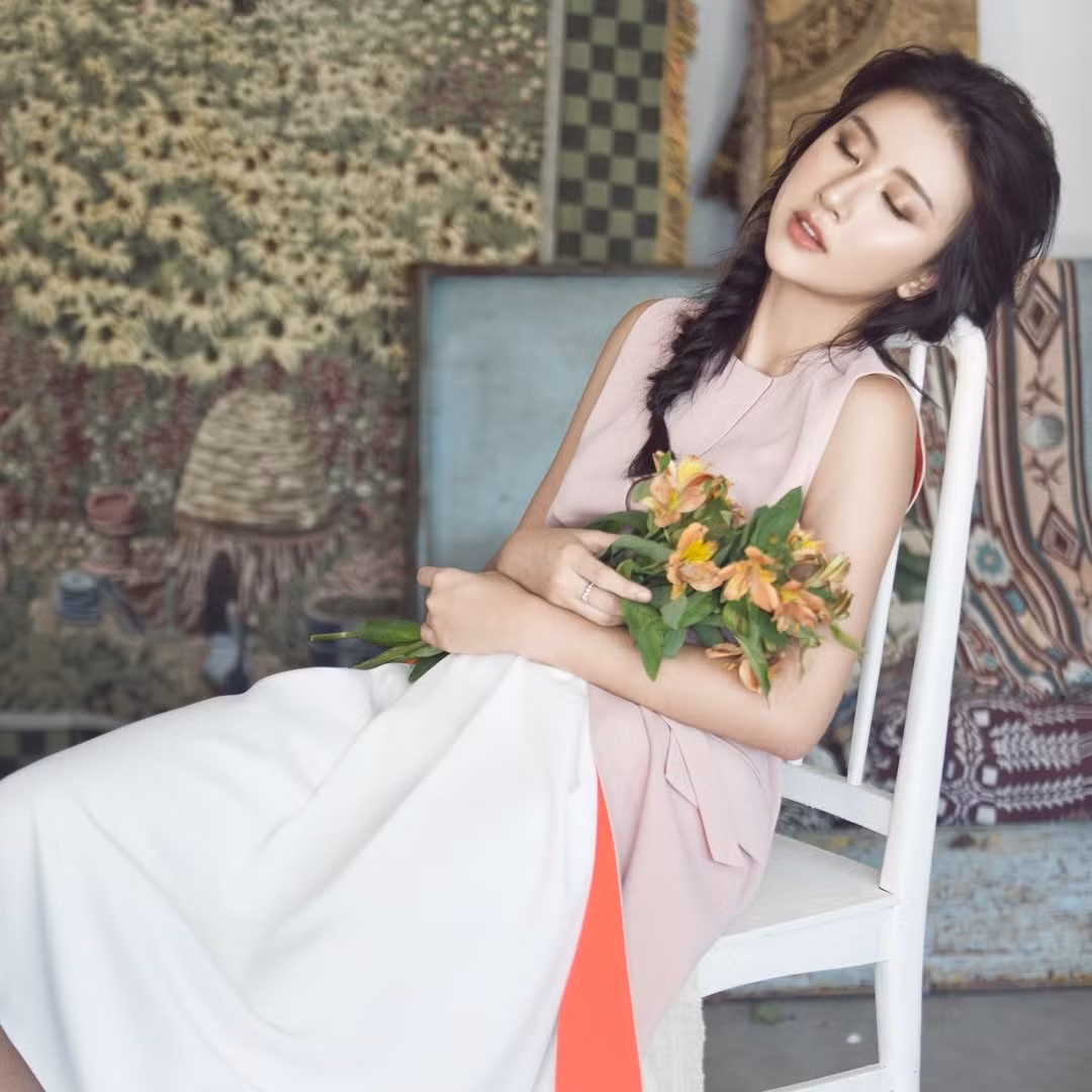 Combo "lens giãn tròng" và hàng mi cong vút là đặc điểm nhận dạng không thể thiếu, tạo nên ánh nhìn ngây thơ, nhí nhảnh. (Ảnh: IGNV)