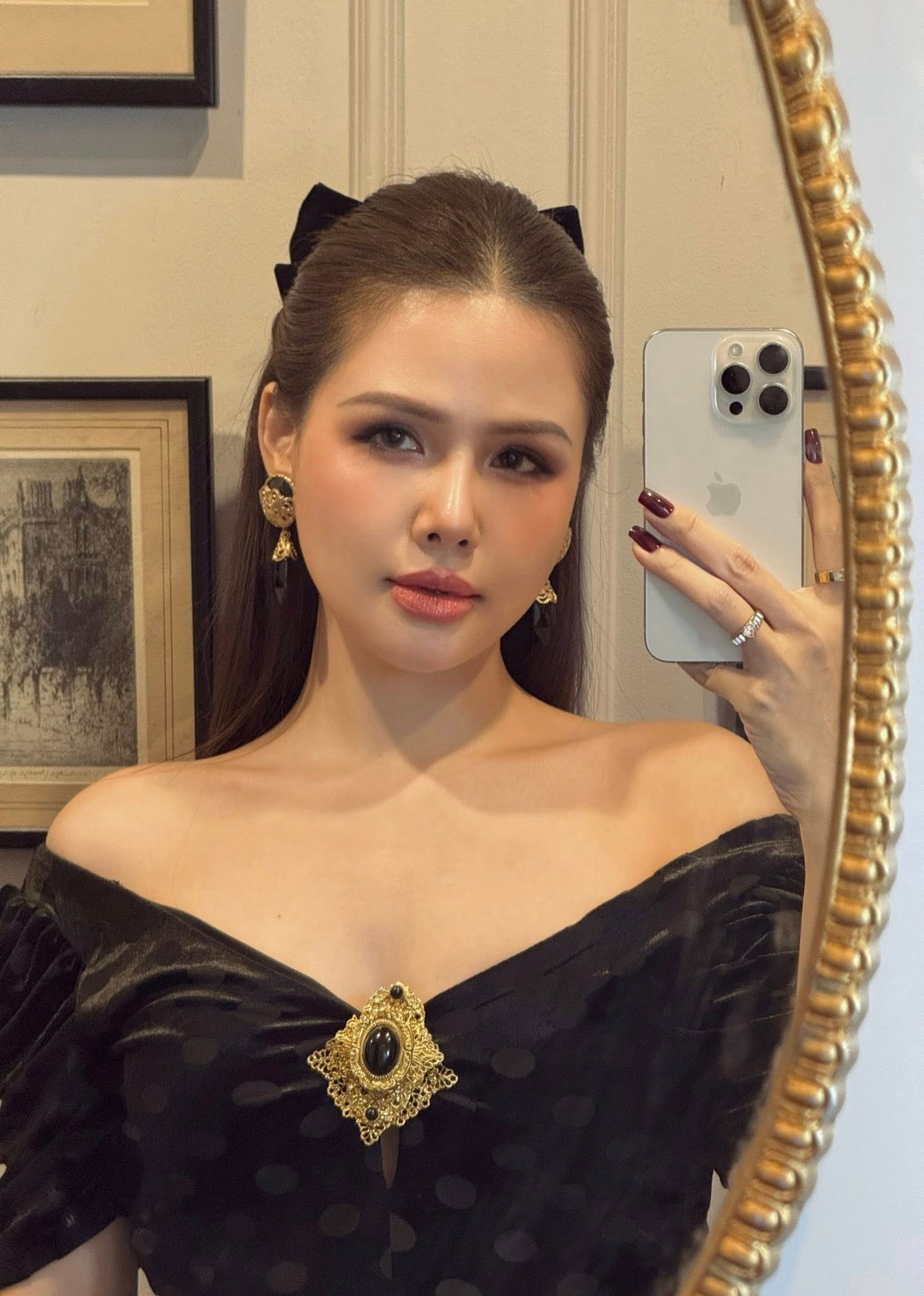 Hiện tại, cô tận hưởng cuộc sống viên mãn, du lịch sang chảnh và là hình mẫu người phụ nữ "bên ngoài xinh đẹp, bên trong nhiều tiền" khiến nhiều người ngưỡng mộ.