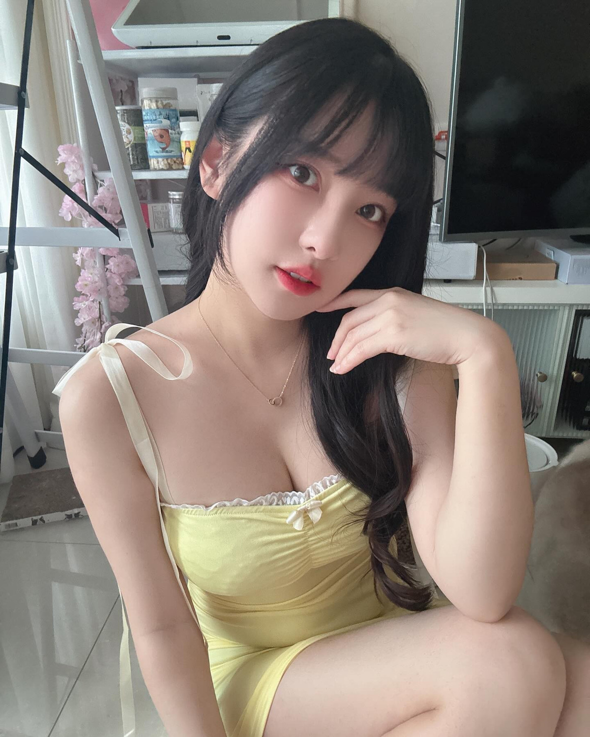 Với lượng người theo dõi khổng lồ trên các nền tảng như Douyin (TikTok Trung Quốc), Weibo và Kuaishou, Xie Yili trở thành một trong những gương mặt đình đám của giới streamer nữ. (Ảnh: FBNV)