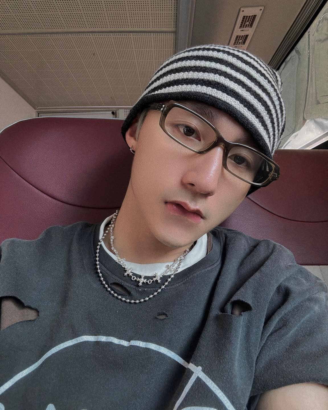 Sơn Tùng không ngần ngại tạo dáng nhí nhố với những tấm ảnh lúc thì selfie, lúc lại tạo dáng bên cạnh chính hình ảnh quảng bá của mình trên thân xe buýt. (Ảnh: Facebook M-TP)