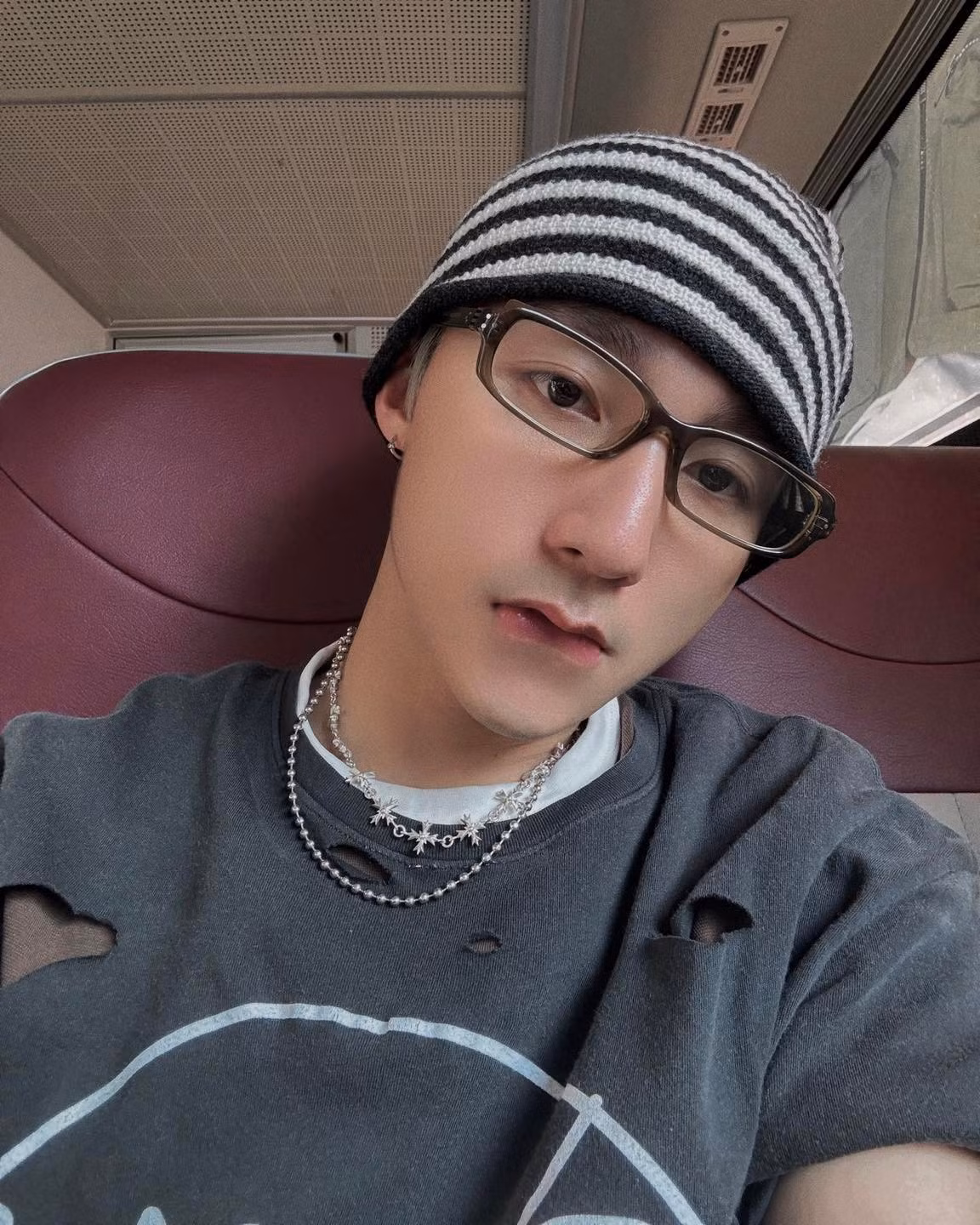 Sơn Tùng không ngần ngại tạo dáng nhí nhố với những tấm ảnh lúc thì selfie, lúc lại tạo dáng bên cạnh chính hình ảnh quảng bá của mình trên thân xe buýt. (Ảnh: Facebook M-TP)