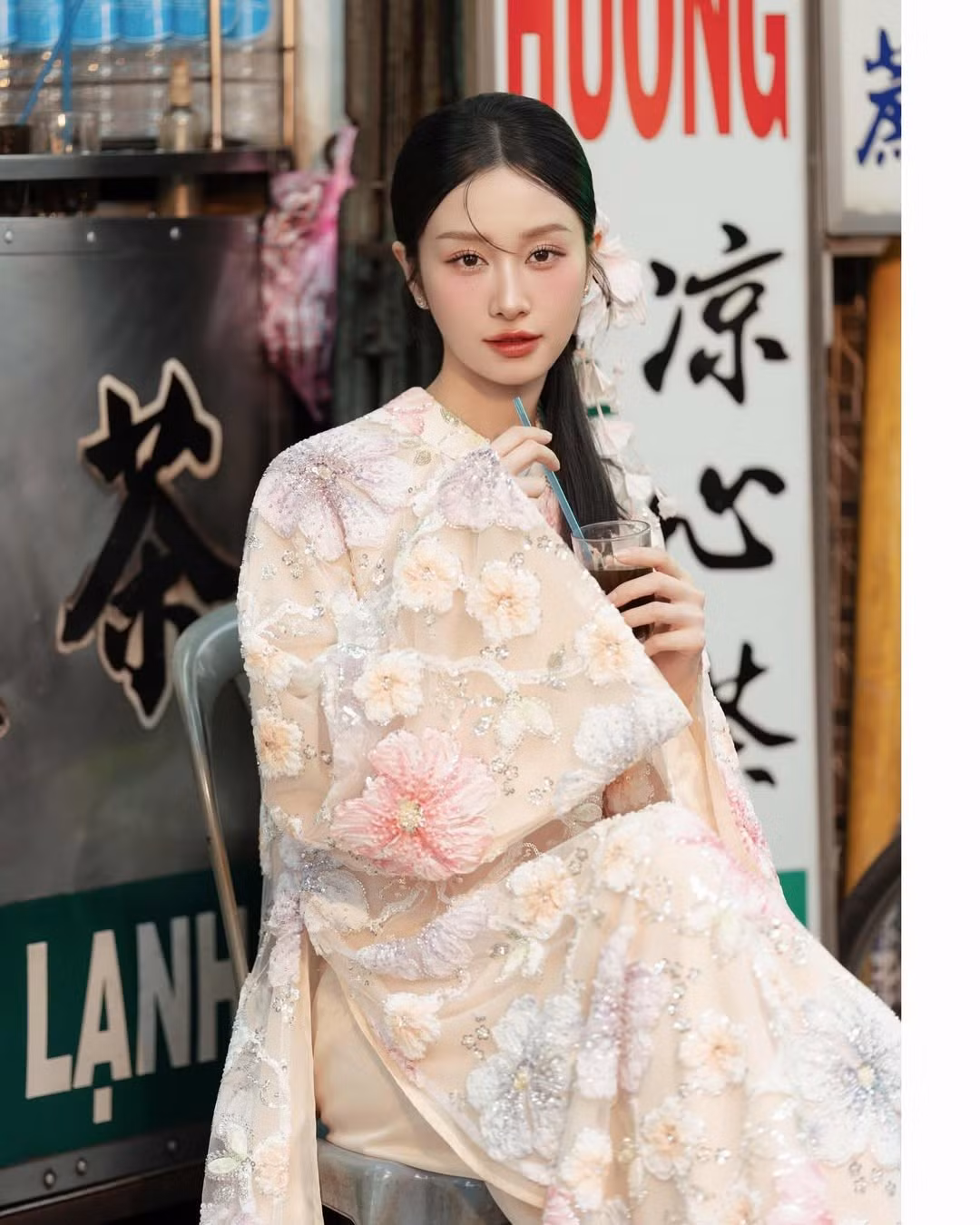 Nữ diễn viên chọn thiết kế áo dài cách tân với chất liệu xuyên thấu được đính kết thủ công tỉ mỉ. (Ảnh: IGNV)