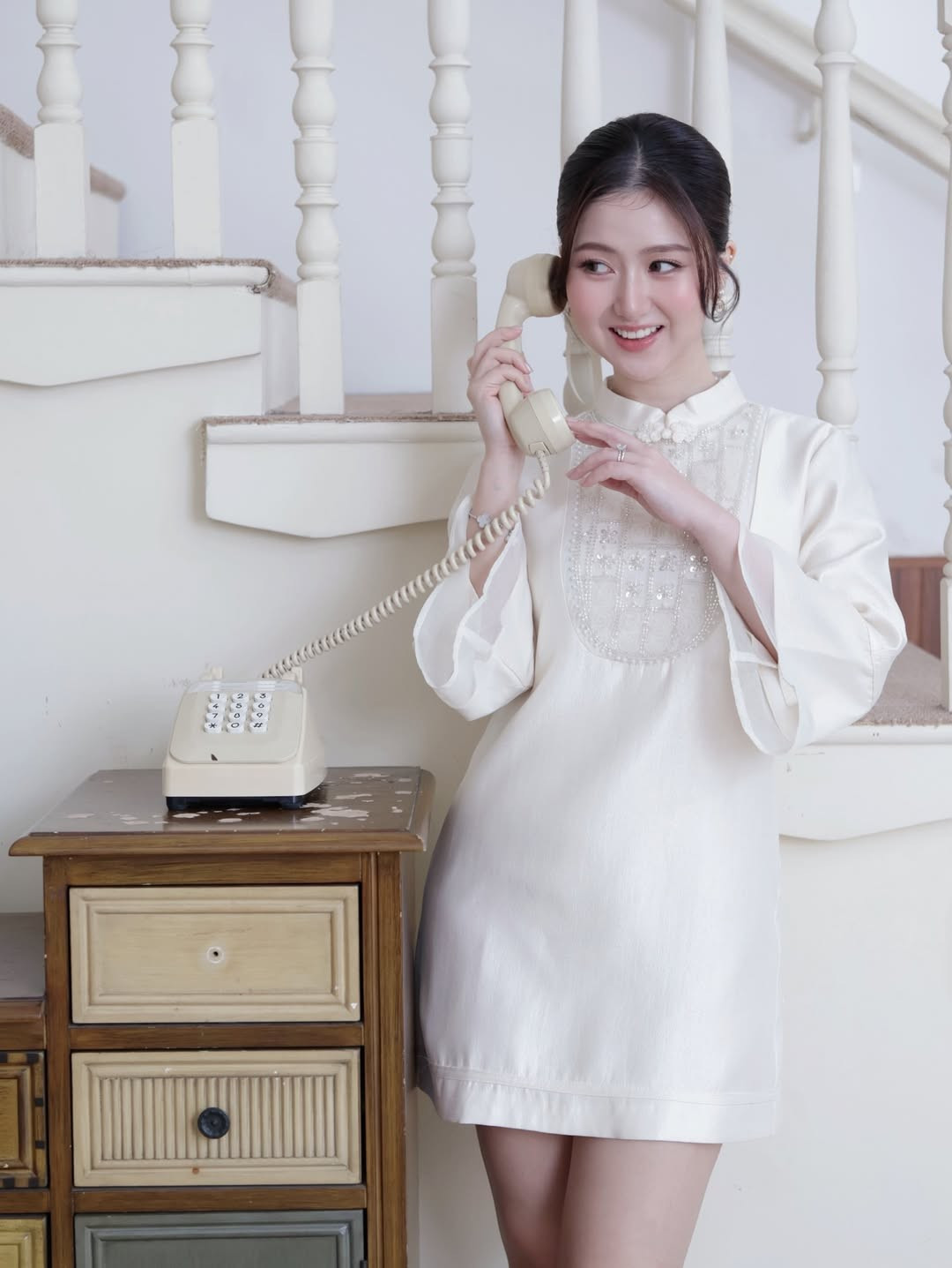 Ở outfit thứ hai, cô nàng chọn diện thiết kế dáng suông ngắn trên đầu gối. Kiểu dáng này không chỉ giúp cô nàng trông cao ráo hơn so với chiều cao khá khiêm tốn, mà còn mang lại sự thoải mái, hiện đại. (Ảnh: IGNV)