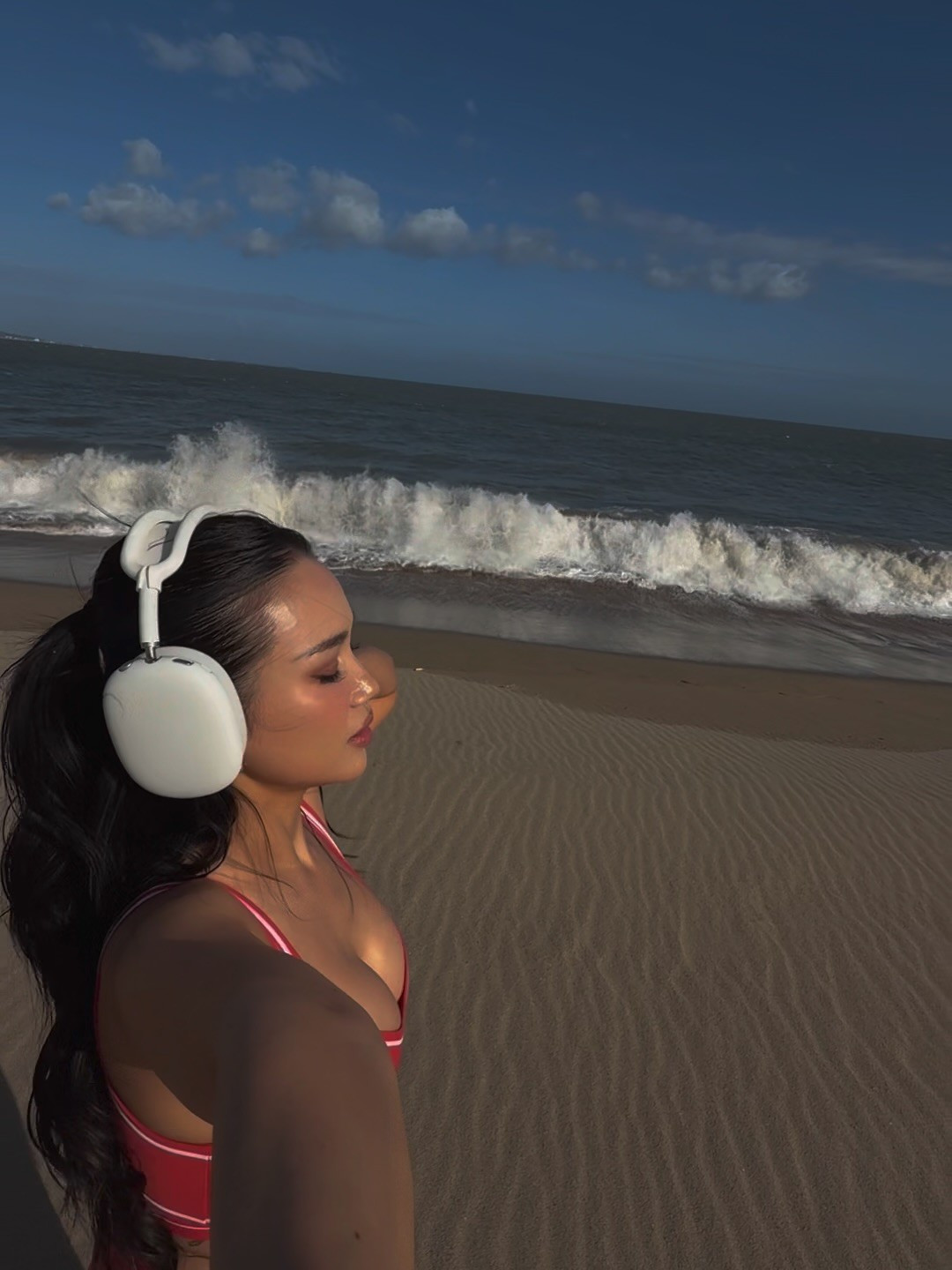 Dưới bài đăng, không ít người hâm mộ đã để lại những lời khen "có cánh" cho nhan sắc của mỹ nhân 8X. Nhiều ý kiến cho rằng, chính sự kỷ luật trong việc ăn uống và tập luyện đã giúp Sĩ Thanh giữ vững danh hiệu một trong những "mỹ nhân quyến rũ nhất Vbiz". (Ảnh: IGNV)