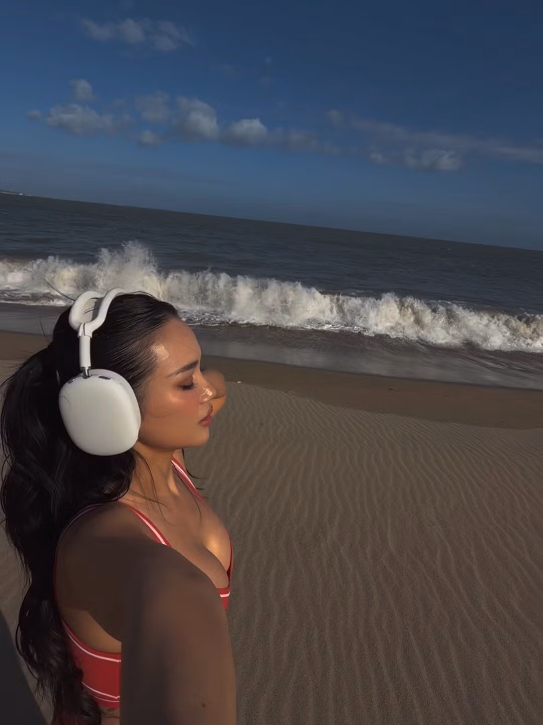 Dưới bài đăng, không ít người hâm mộ đã để lại những lời khen "có cánh" cho nhan sắc của mỹ nhân 8X. Nhiều ý kiến cho rằng, chính sự kỷ luật trong việc ăn uống và tập luyện đã giúp Sĩ Thanh giữ vững danh hiệu một trong những "mỹ nhân quyến rũ nhất Vbiz". (Ảnh: IGNV)