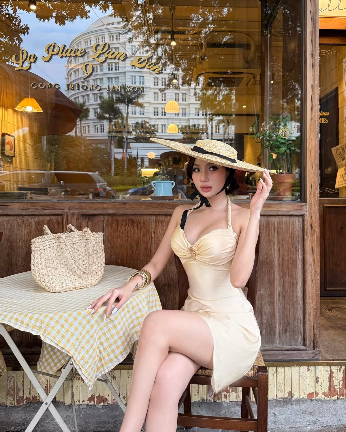 Không cần tạo dáng cầu kỳ, chỉ với vài cử chỉ tinh tế và thần thái tự nhiên, Quỳnh Như đã hoàn toàn chiếm trọn spotlight – như thể bước ra từ một cuốn lookbook mùa hè sang trọng.