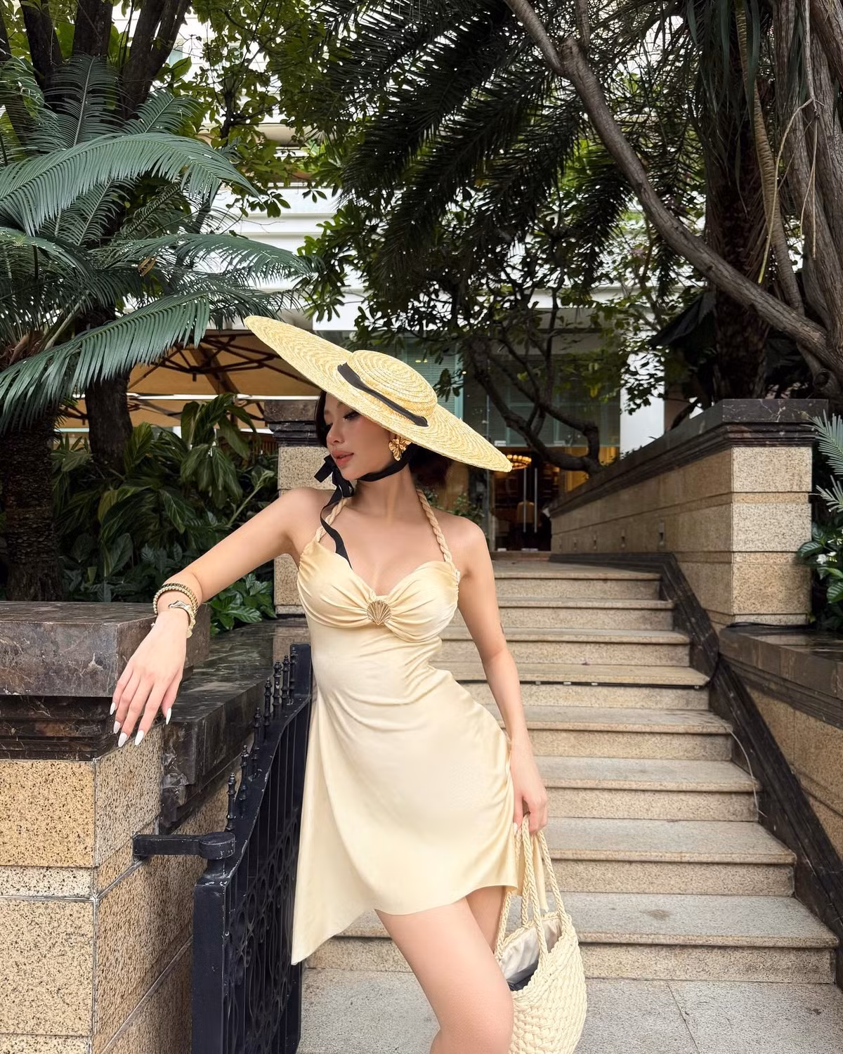 Cùng với cô bạn thân Xuân Ca, Quỳnh Như là nữ Tiktoker nổi lên nhờ những điệu nhảy lắc hông ấn tượng. Thậm chí, cô nàng cũng nhiều lần "tạo trend" nhờ những video nhảy cực cuốn.