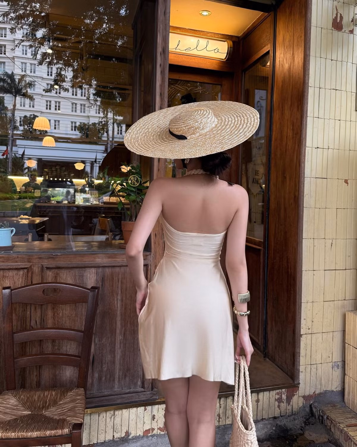 Thời gian gần đây, Quỳnh Như không dừng lại ở vai trò hot TikToker đơn thuần. Cô nàng dần chuyển mình theo hướng fashion &amp; lifestyle influencer. Từ những video mang tính giải trí, cô đầu tư nhiều hơn vào hình ảnh cá nhân, từ cách phối đồ, địa điểm quay, góc máy và thậm chí là mood màu video.