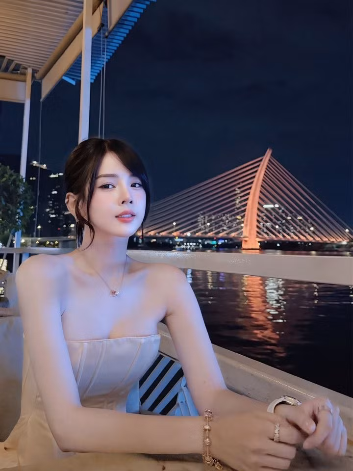 Khi gặp gỡ bạn bè hay đến những nơi sang chảnh, nữ DJ hóa thành "tiểu thư phố thị" với phong cách vừa ngọt ngào, vừa sang chảnh.