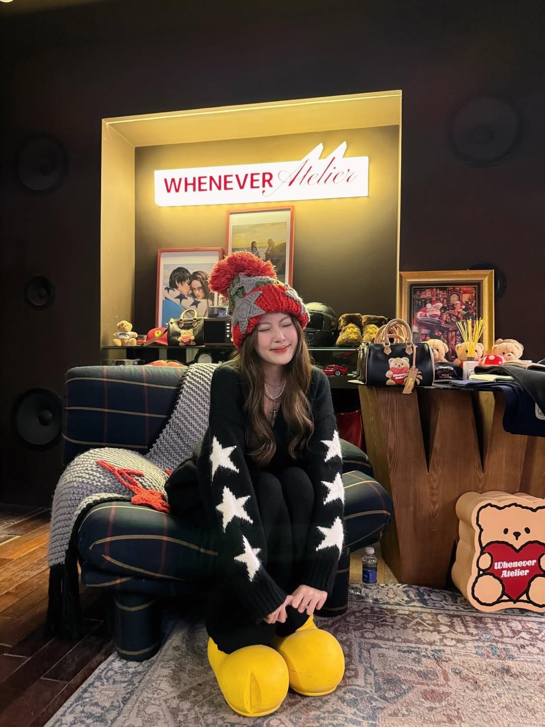 Mới đây, cô nàng đã khoe trọn bộ ảnh street style đậm chất lễ hội cuối năm, chứng minh đẳng cấp một tín đồ thời trang thực thụ khi cân đẹp cả những phụ kiện tưởng chừng "khó nhằn" nhất. (Ảnh: IGNV)