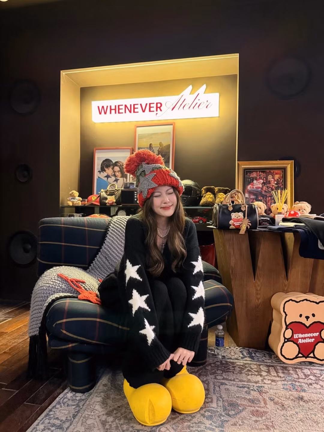 Mới đây, cô nàng đã khoe trọn bộ ảnh street style đậm chất lễ hội cuối năm, chứng minh đẳng cấp một tín đồ thời trang thực thụ khi cân đẹp cả những phụ kiện tưởng chừng "khó nhằn" nhất. (Ảnh: IGNV)