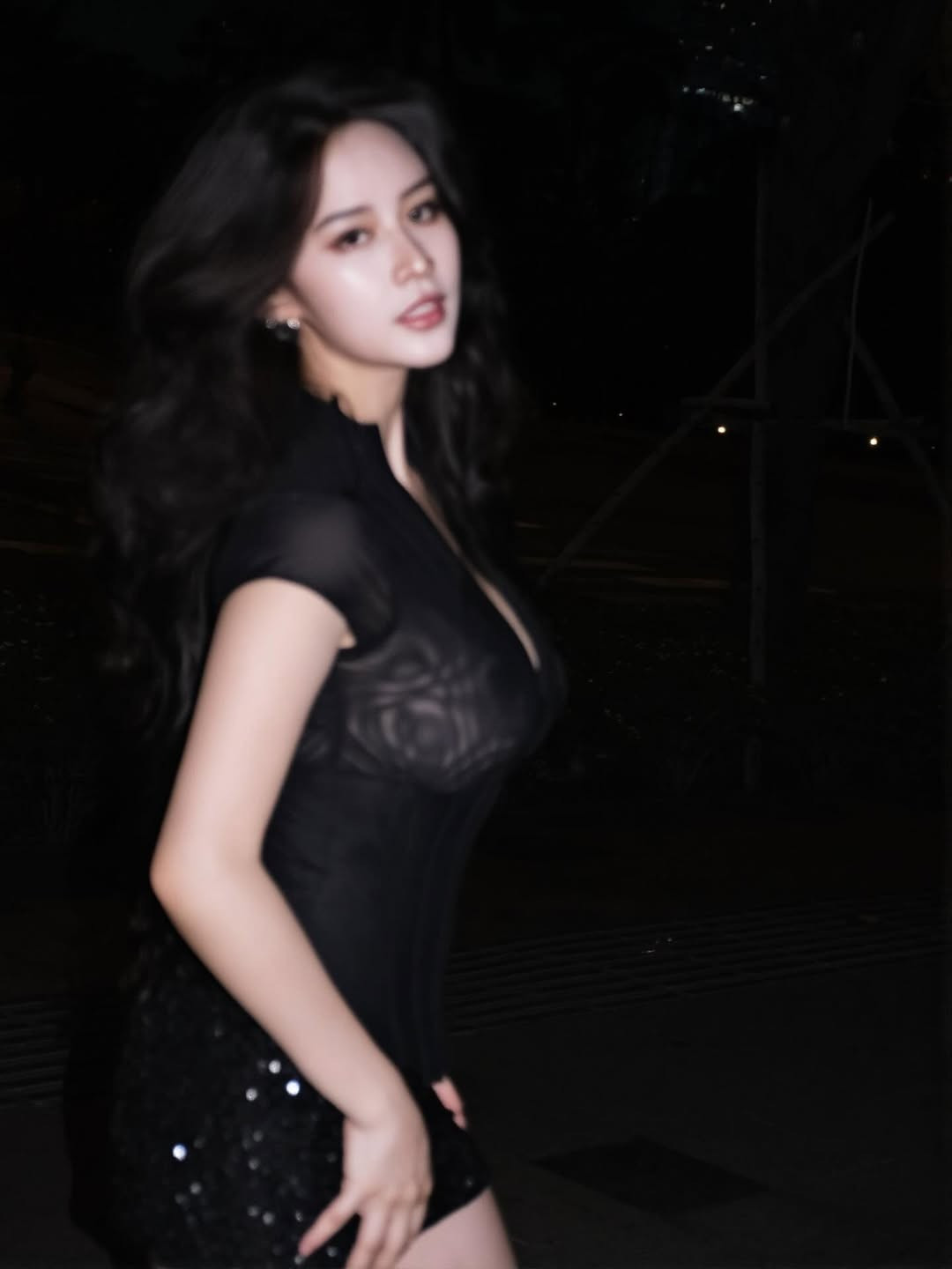 Chiếc áo có phần cổ cao kín đáo nhưng lại sử dụng chất liệu lưới mỏng xuyên thấu ở phần thân. Thiết kế này tạo hiệu ứng thị giác mạnh mẽ, khéo léo khoe đường nét cơ thể và vòng 1 đầy đặn một cách nửa kín nửa hở. (Ảnh: IGNV)