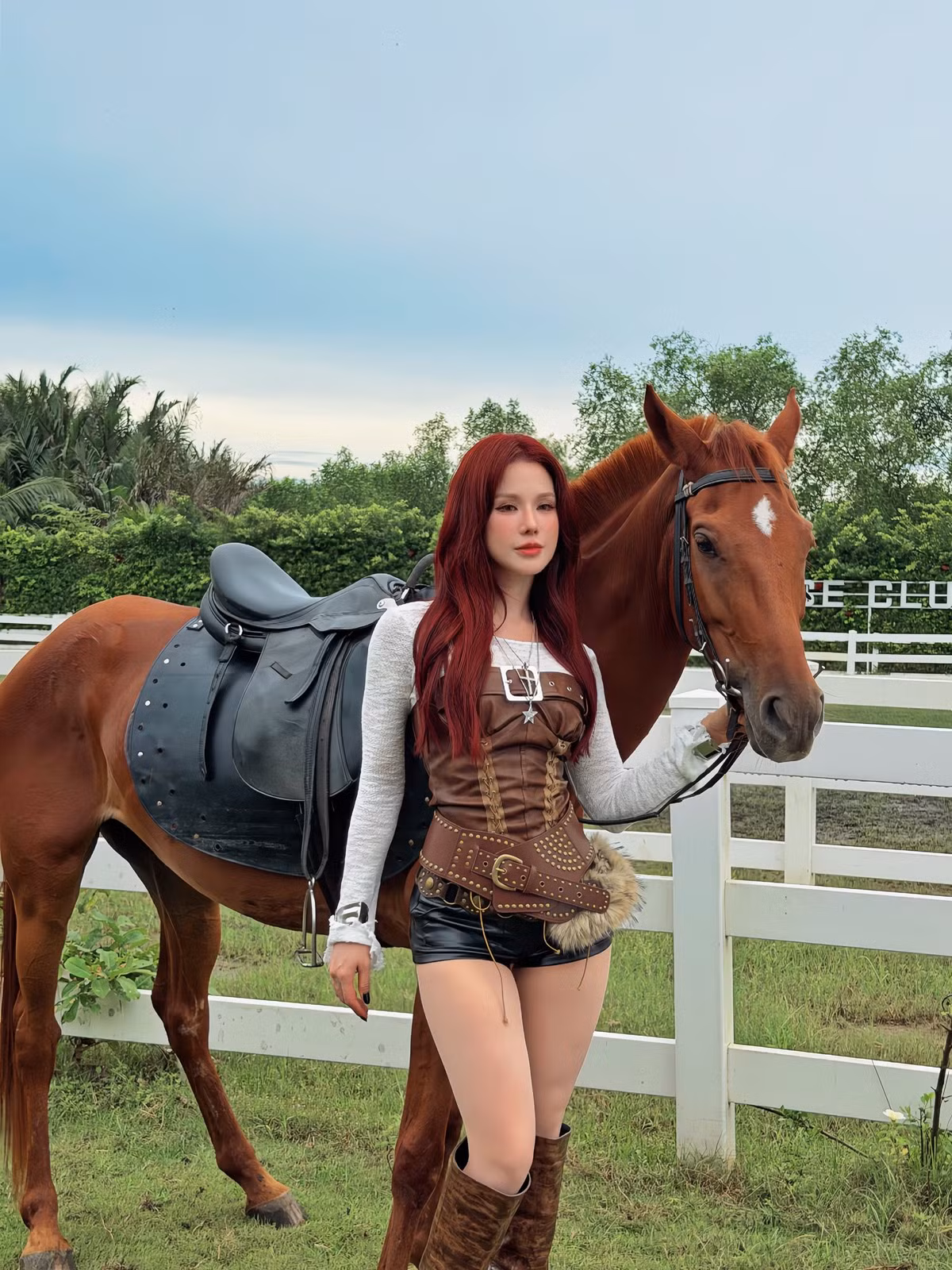 Loạt ảnh cưỡi ngựa lần này không chỉ là một bộ ảnh nghệ thuật đẹp mắt mà còn là tuyên ngôn về tinh thần mạnh mẽ, độc lập và luôn rạng rỡ của "Chị đẹp" U40. (Ảnh: IGNV)