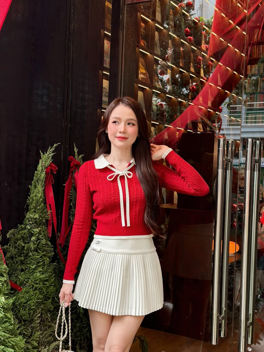 Cô thường chuộng những kiểu váy basic, tôn hình thể, với sắc màu nhẹ nhàng, đơn sắc và phom dáng thịnh hành. (Ảnh: IGNV)