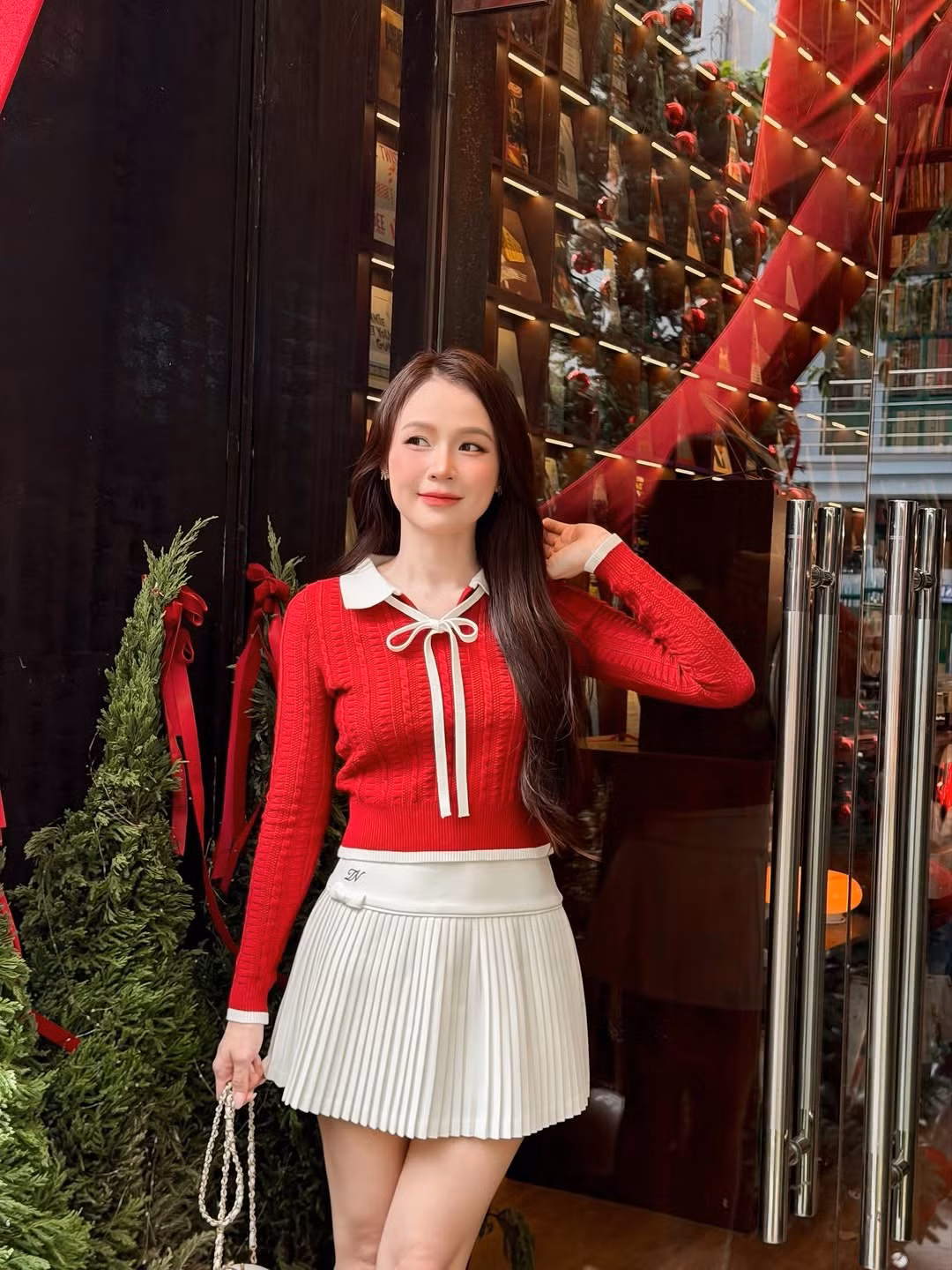 Cô thường chuộng những kiểu váy basic, tôn hình thể, với sắc màu nhẹ nhàng, đơn sắc và phom dáng thịnh hành. (Ảnh: IGNV)