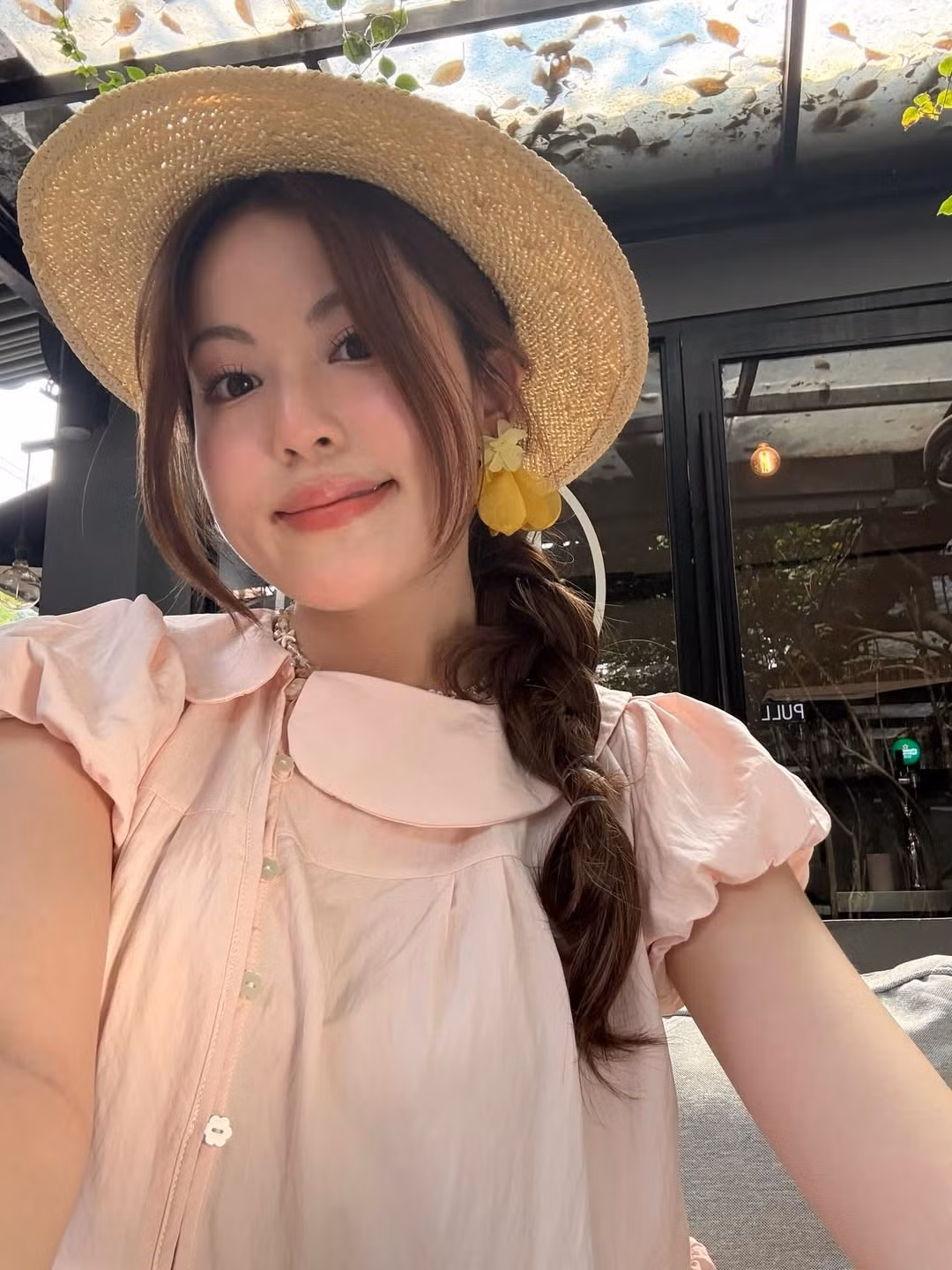 Không cần trang điểm quá cầu kỳ, Tăng Mỹ Hàn vẫn ghi điểm tuyệt đối nhờ làn da trắng không tì vết. Dưới ánh nắng nhẹ của những ngày đầu xuân, nhan sắc của cô nàng càng thêm tỏa sáng. (Ảnh: IGNV)