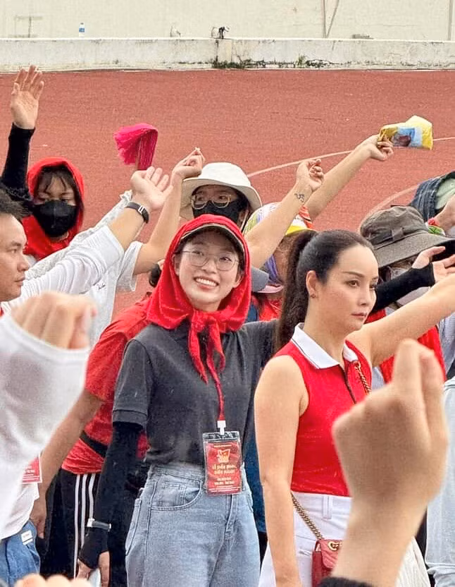 Cô đứng giữa hàng ngũ, gương mặt lấm tấm mồ hôi nhưng luôn nở nụ cười tươi tắn. Hình ảnh này đã khiến nhiều người hâm mộ xúc động và bày tỏ sự ngưỡng mộ. (Ảnh: IGNV)