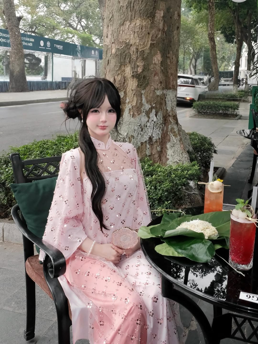 Bộ ảnh được thực hiện tại khu vực xung quanh Hồ Gươm đã nhanh chóng nhận được hàng chục ngàn lượt yêu thích và bình luận tích cực. (Ảnh: IGNV)