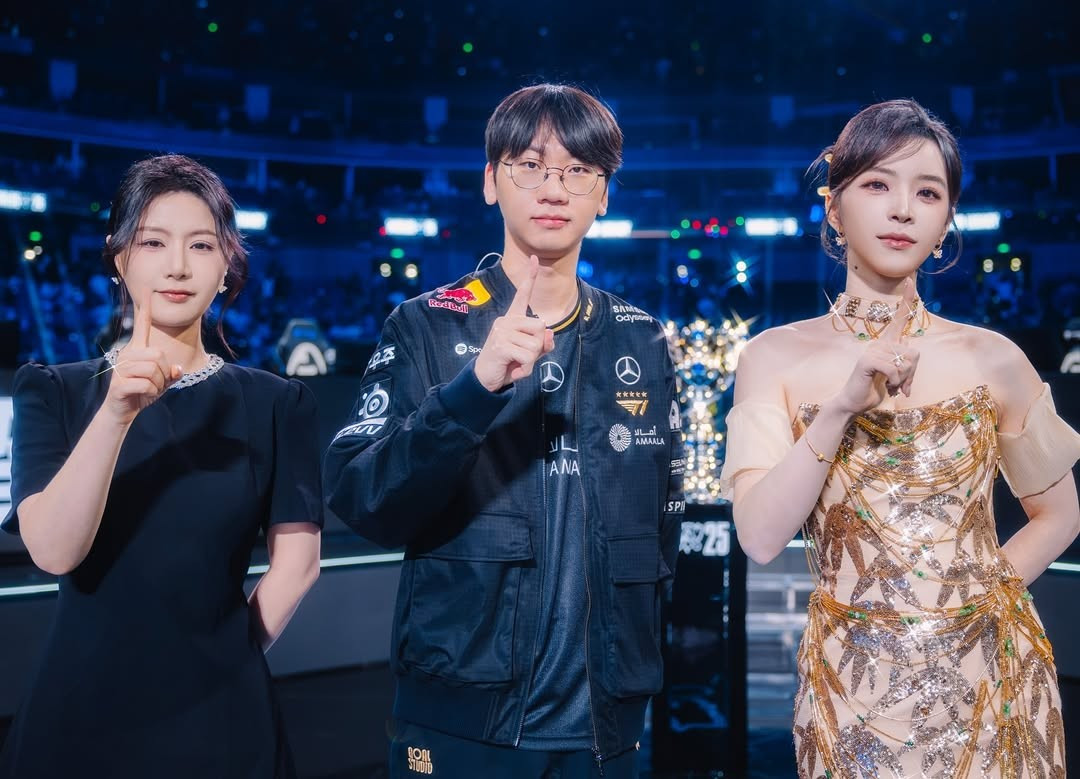 Trong không khí căng thẳng của những trận đấu, bóng hồng xinh đẹp là nữ MC Candice đã gây chú ý trong cộng đồng fan trên sân khấu các trận trực tiếp. (Ảnh: IGNV)