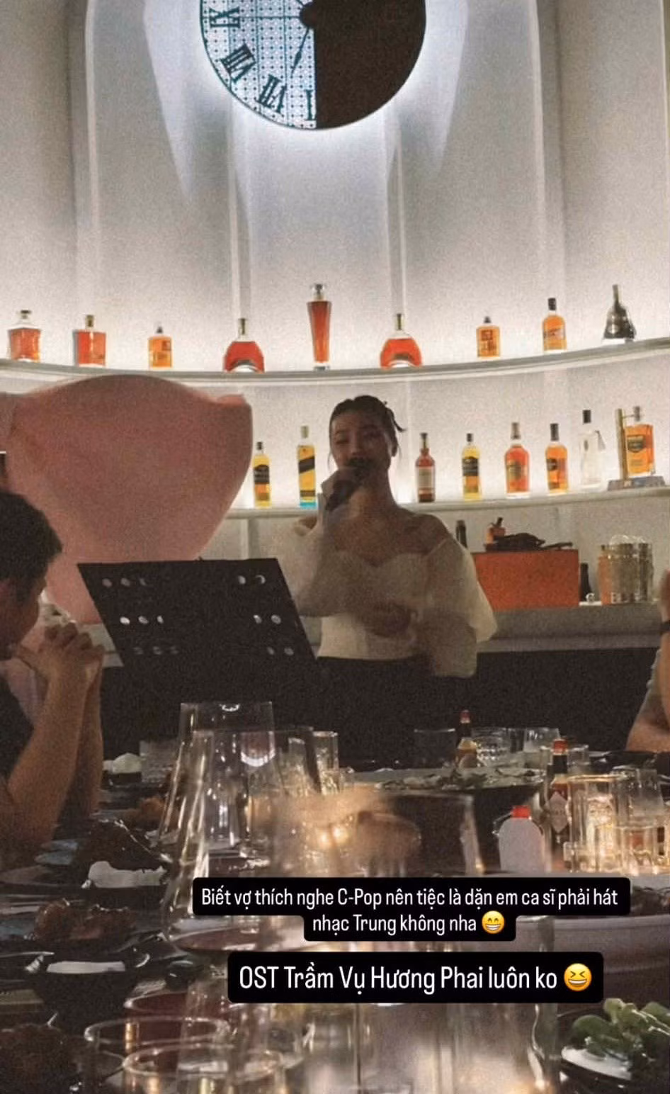 Theo chia sẻ của Primmy Trương, cô đã được ông xã Phan Thành bí mật chuẩn bị một bữa tiệc sinh nhật ngọt ngào, ấm cúng với sự góp mặt của bạn bè và người thân. Bữa tiệc được trang trí ngập tràn hoa tươi, tạo nên không gian lãng mạn và sang trọng.