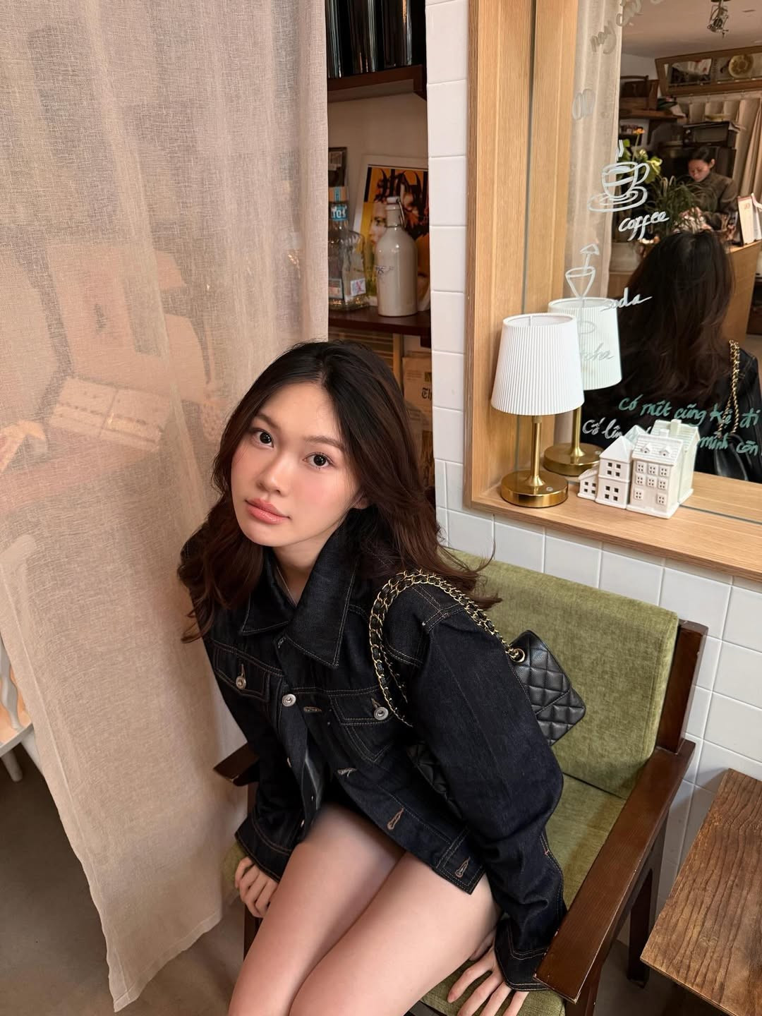 Bộ ảnh được thực hiện ở nhiều bối cảnh khác nhau, từ quán cà phê mang phong cách vintage ấm cúng, đến những con phố quen thuộc, và đặc biệt là khung cảnh hoàng hôn lãng mạn bên hồ. (Ảnh: IGNV)