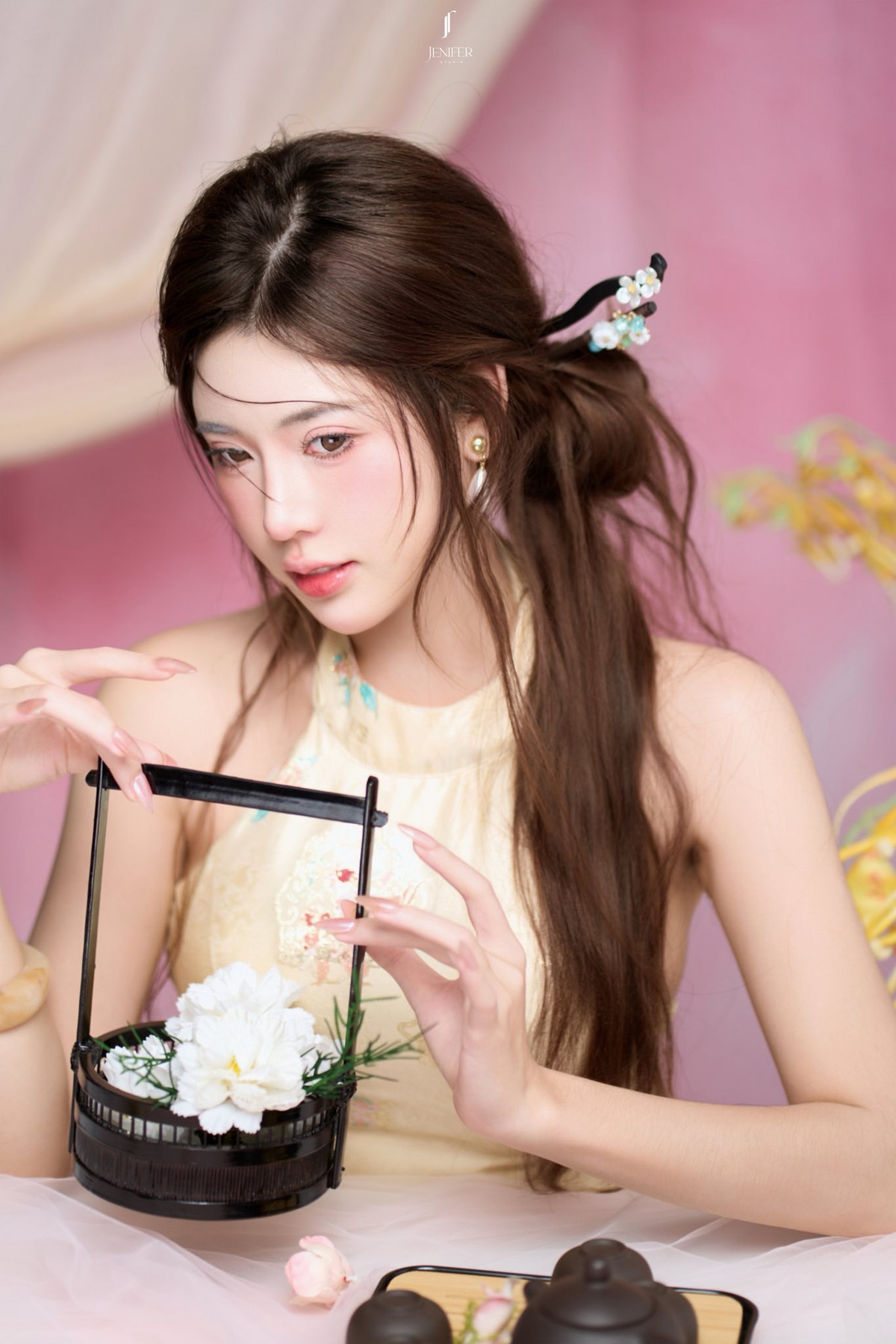 Với cá tính sắc sảo cùng sắc vóc nổi bật, Tố Uyên hiện sở hữu lượng người theo dõi khổng lồ trên các nền tảng mạng xã hội với hơn 100.000 trên Facebook. (Ảnh trong bài: FBNV)