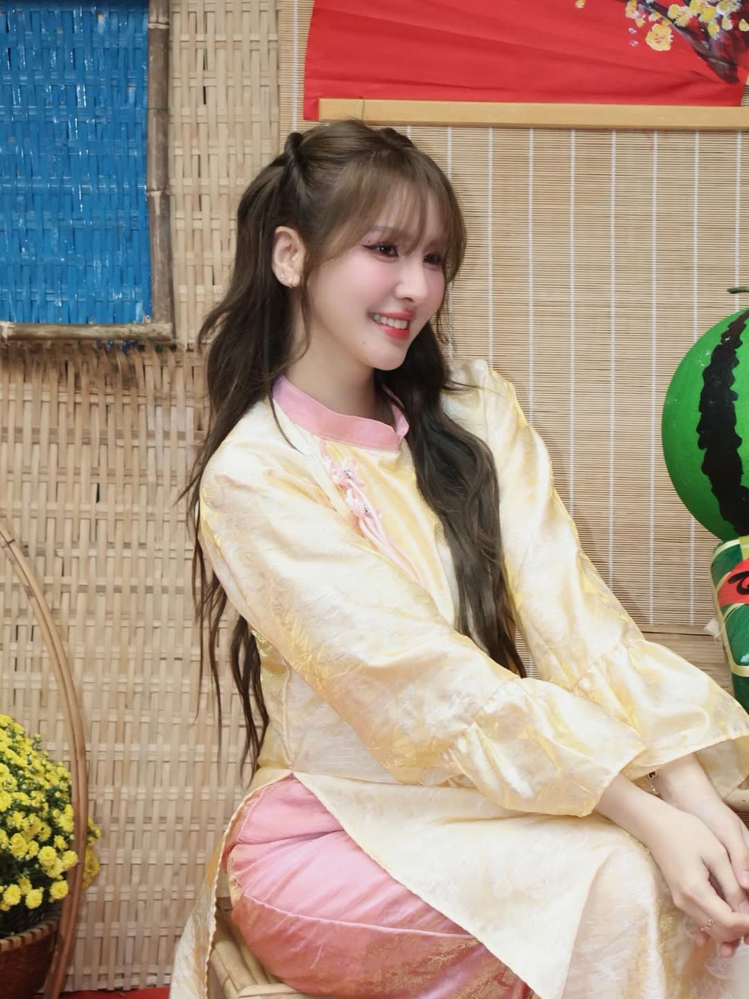 Kiểu tóc buộc nửa đầu dịu dàng càng làm tăng thêm nét nữ tính, thanh tú cho gương mặt của cô. (Ảnh: IGNV)