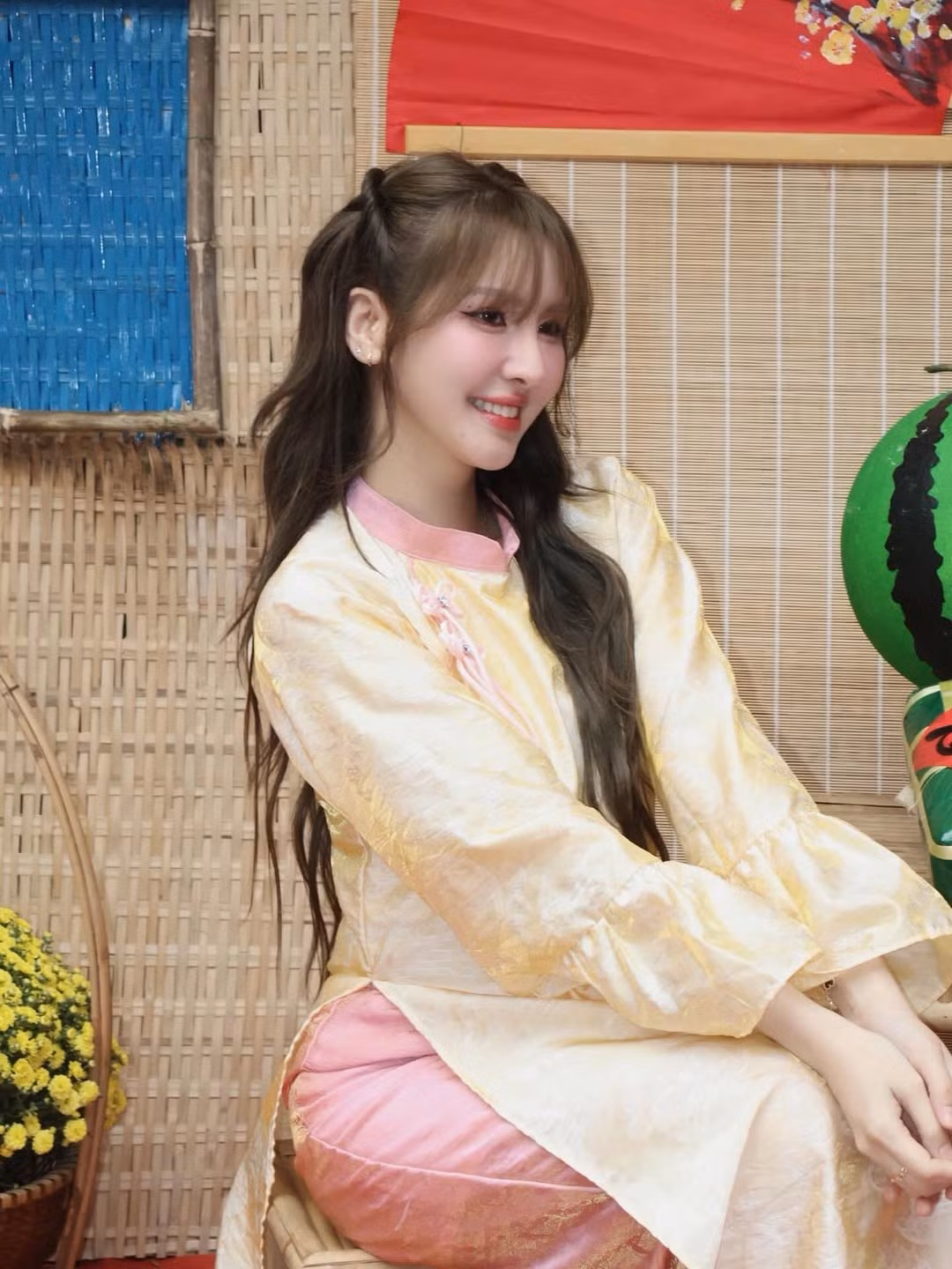 Kiểu tóc buộc nửa đầu dịu dàng càng làm tăng thêm nét nữ tính, thanh tú cho gương mặt của cô. (Ảnh: IGNV)