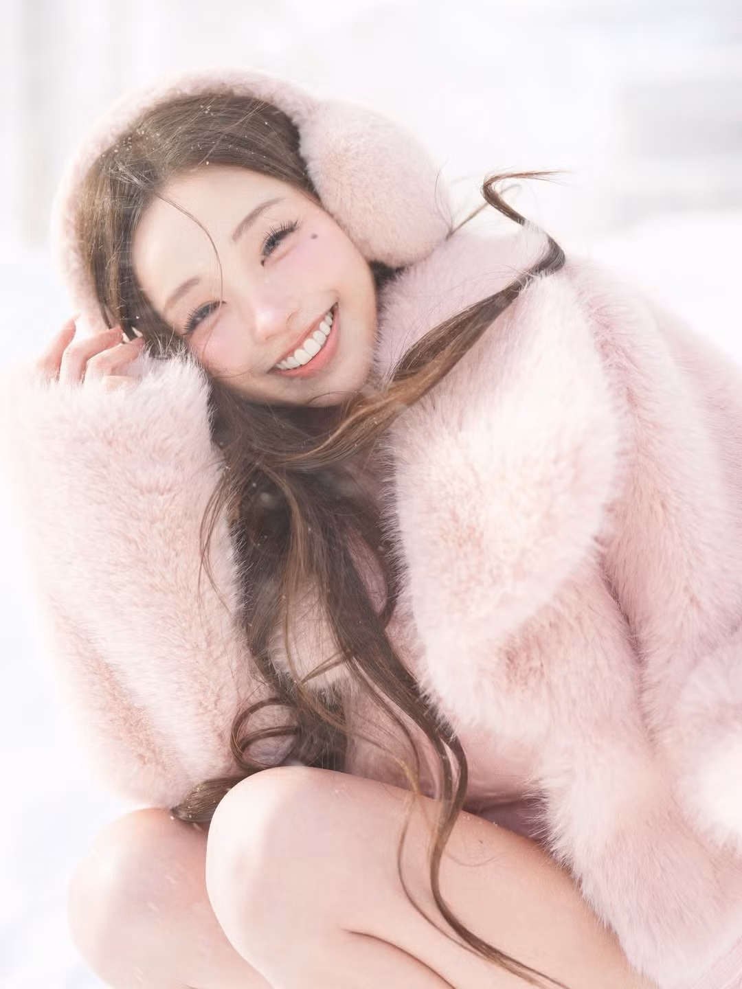 Hóa thân thành 'nàng gấu hồng' giữa thiên đường tuyết trắng, hot girl triệu fan Lovelynnboo khiến netizen 'tan chảy' với nhan sắc siêu thực trong bộ ảnh mới, mở màn năm 2026 đầy bùng nổ. (Ảnh: IGNV)