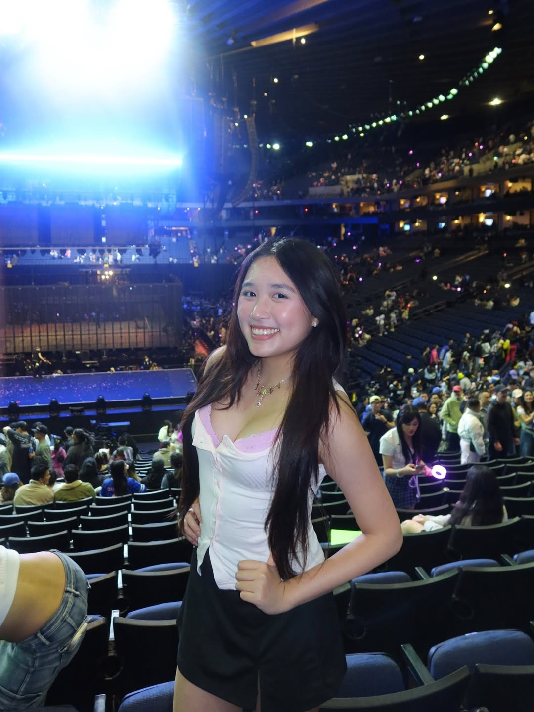 Xuất hiện tại Oakland Arena để ủng hộ thần tượng, Jenny Huỳnh chọn cho mình một bộ trang phục mang đậm hơi hướng Y2K vừa hiện đại, vừa phá cách. Cô nàng diện một chiếc áo push-up bra màu tím pastel ngọt ngào, khéo léo phối bên ngoài chiếc áo tank top trắng mỏng manh được bung cúc hờ hững. (Ảnh: IGNV)