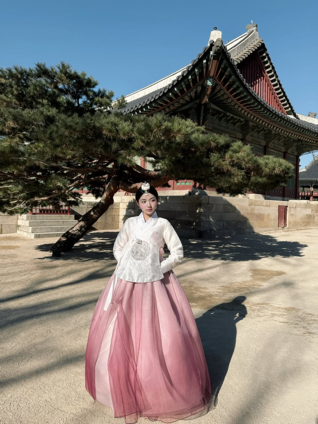 Bất chấp nhiệt độ xuống rất thấp, trong các khung hình, người ta vẫn thấy một Quỳnh Trương tràn đầy năng lượng, gương mặt không hề lộ vẻ mệt mỏi. Sự chuyên nghiệp và nhan sắc bất chấp thời tiết của cô đã nhận được "cơn mưa" lời khen từ người hâm mộ. (Ảnh: IGNV)