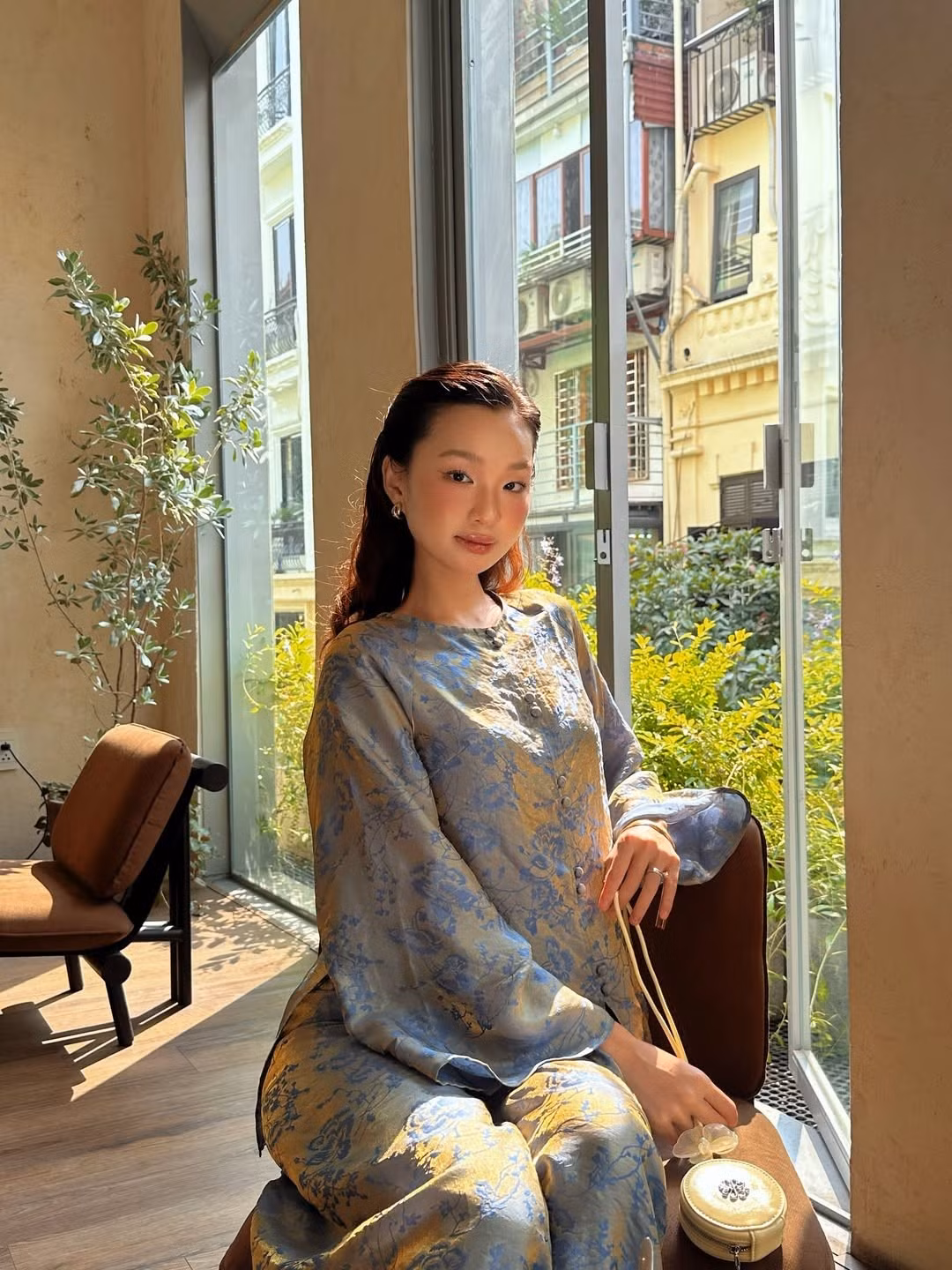 Nếu như áo dài mang đến vẻ đẹp thanh thoát, thướt tha thì bộ đồ bà ba được Chái Chanh lựa chọn lại gợi lên nét gần gũi nhưng không kém phần quý phái. (Ảnh: IGNV)