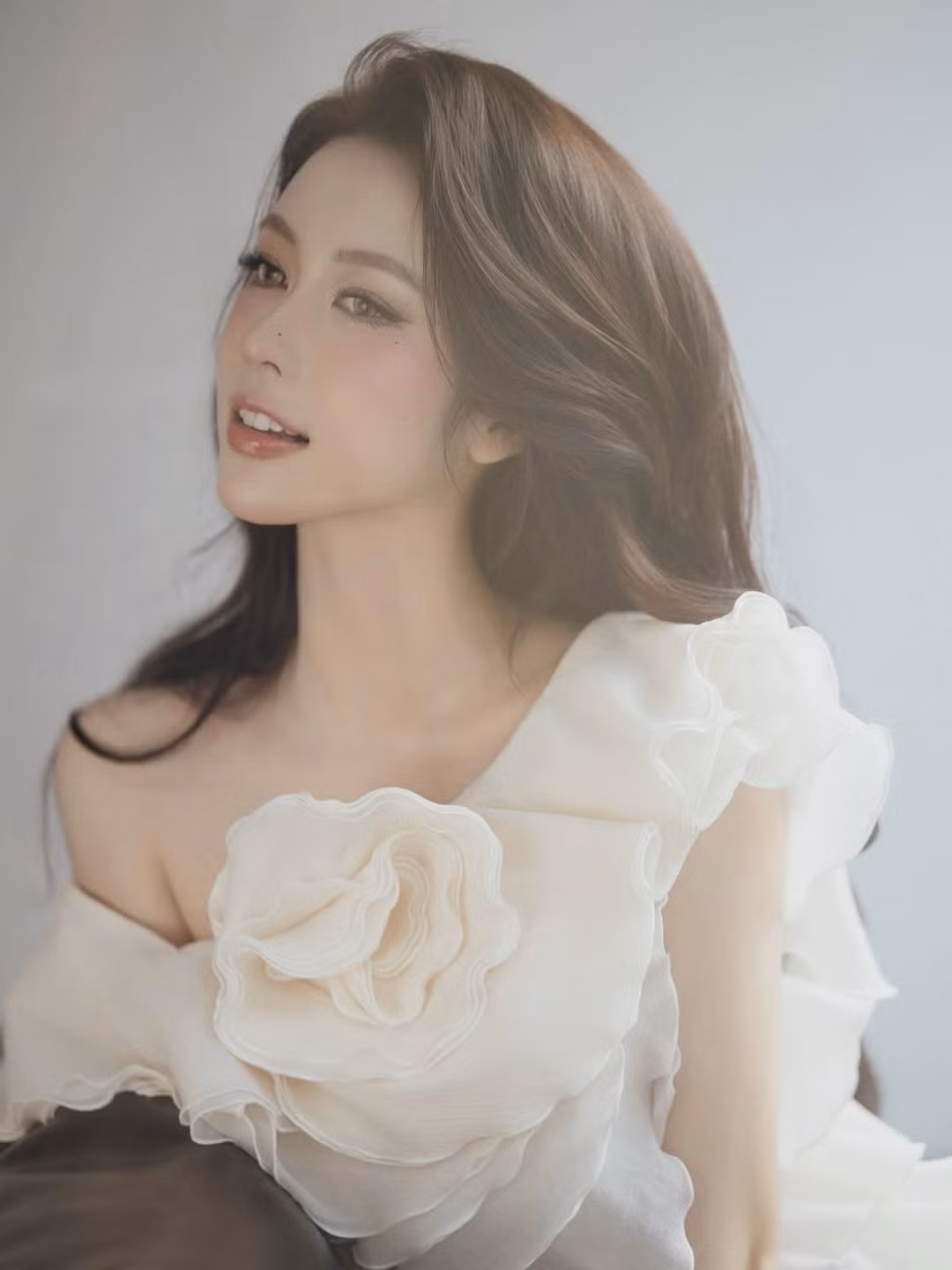 Thiết kế tinh tế với những đóa hoa voan lớn trước ngực và phần vai trần gợi cảm giúp tôn vinh trọn vẹn bờ vai thon và xương quai xanh quyến rũ. (Ảnh: IGNV)