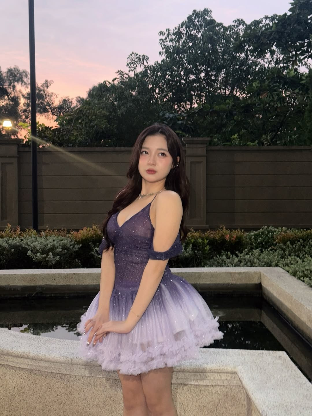 Dù đã bước sang tuổi 28, nhưng với gương mặt bầu bĩnh, làn da trắng mịn và lối trang điểm trong trẻo, Phương Thảo được nhận xét là vẫn giữ được vẻ ngoài trẻ trung, đáng yêu như những ngày đầu gắn bó với Liên Quân Mobile. (Ảnh: IGNV)