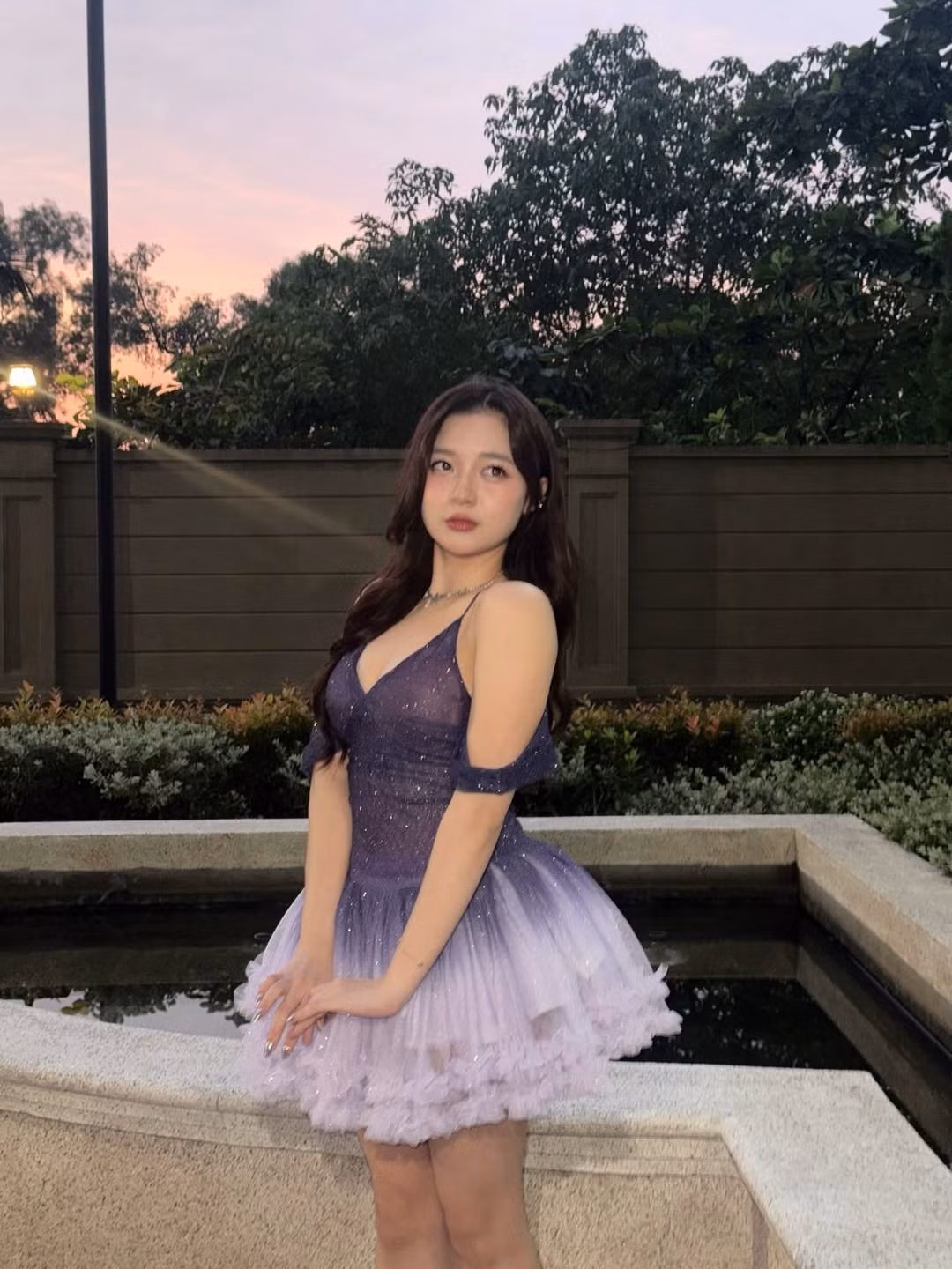 Dù đã bước sang tuổi 28, nhưng với gương mặt bầu bĩnh, làn da trắng mịn và lối trang điểm trong trẻo, Phương Thảo được nhận xét là vẫn giữ được vẻ ngoài trẻ trung, đáng yêu như những ngày đầu gắn bó với Liên Quân Mobile. (Ảnh: IGNV)